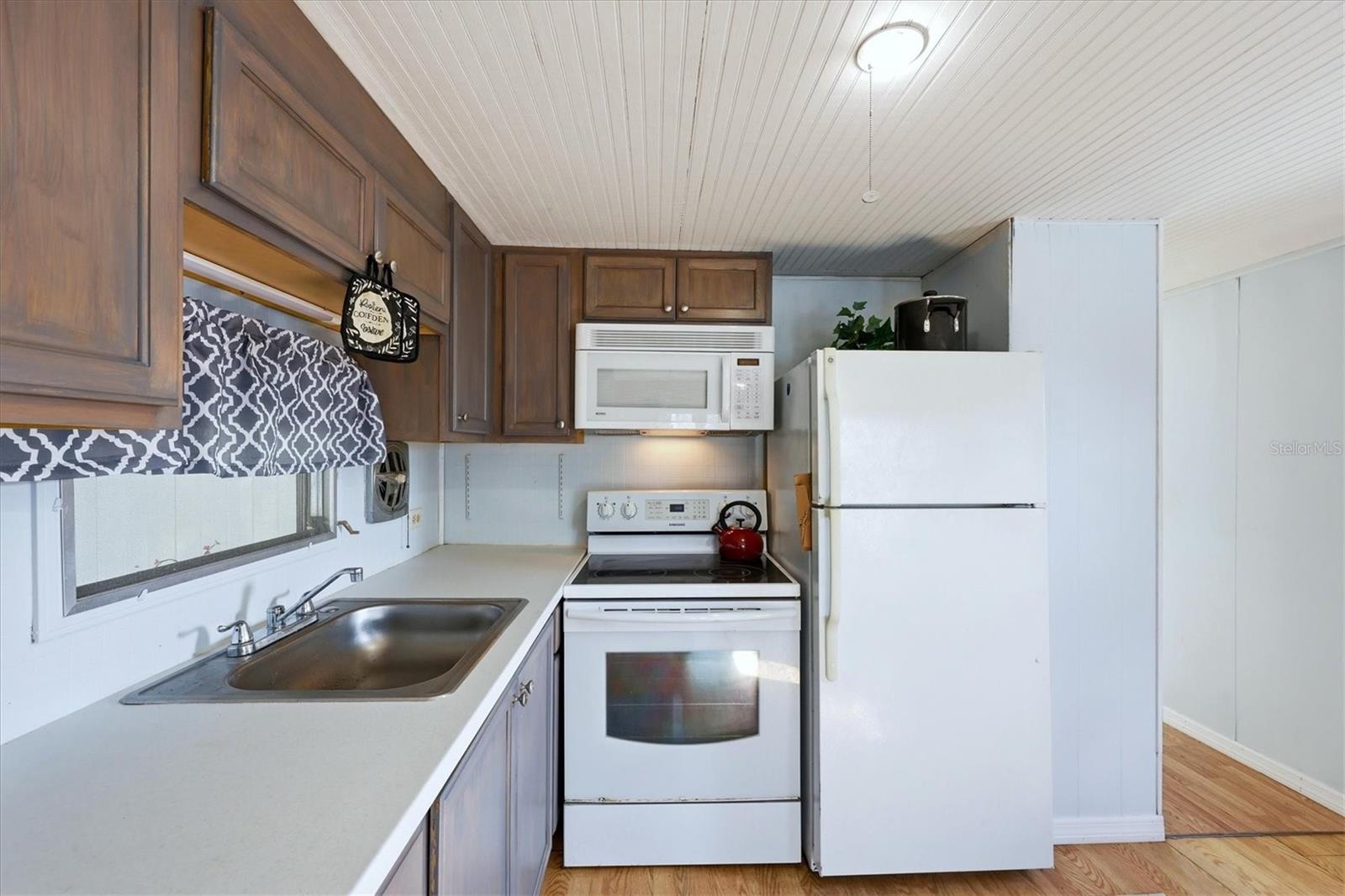 Listing photo id 10 for 1891 Englewood Road 43