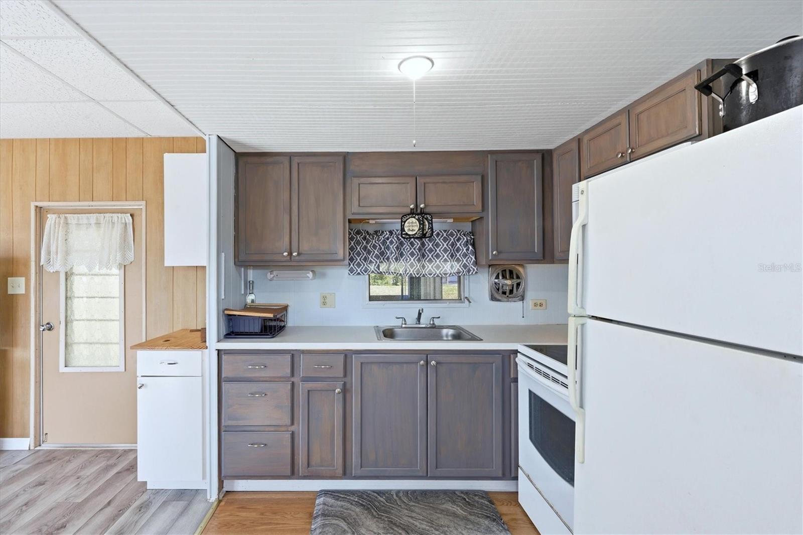 Listing photo id 11 for 1891 Englewood Road 43