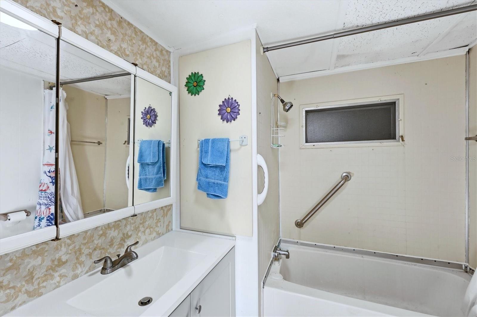 Listing photo id 17 for 1891 Englewood Road 43