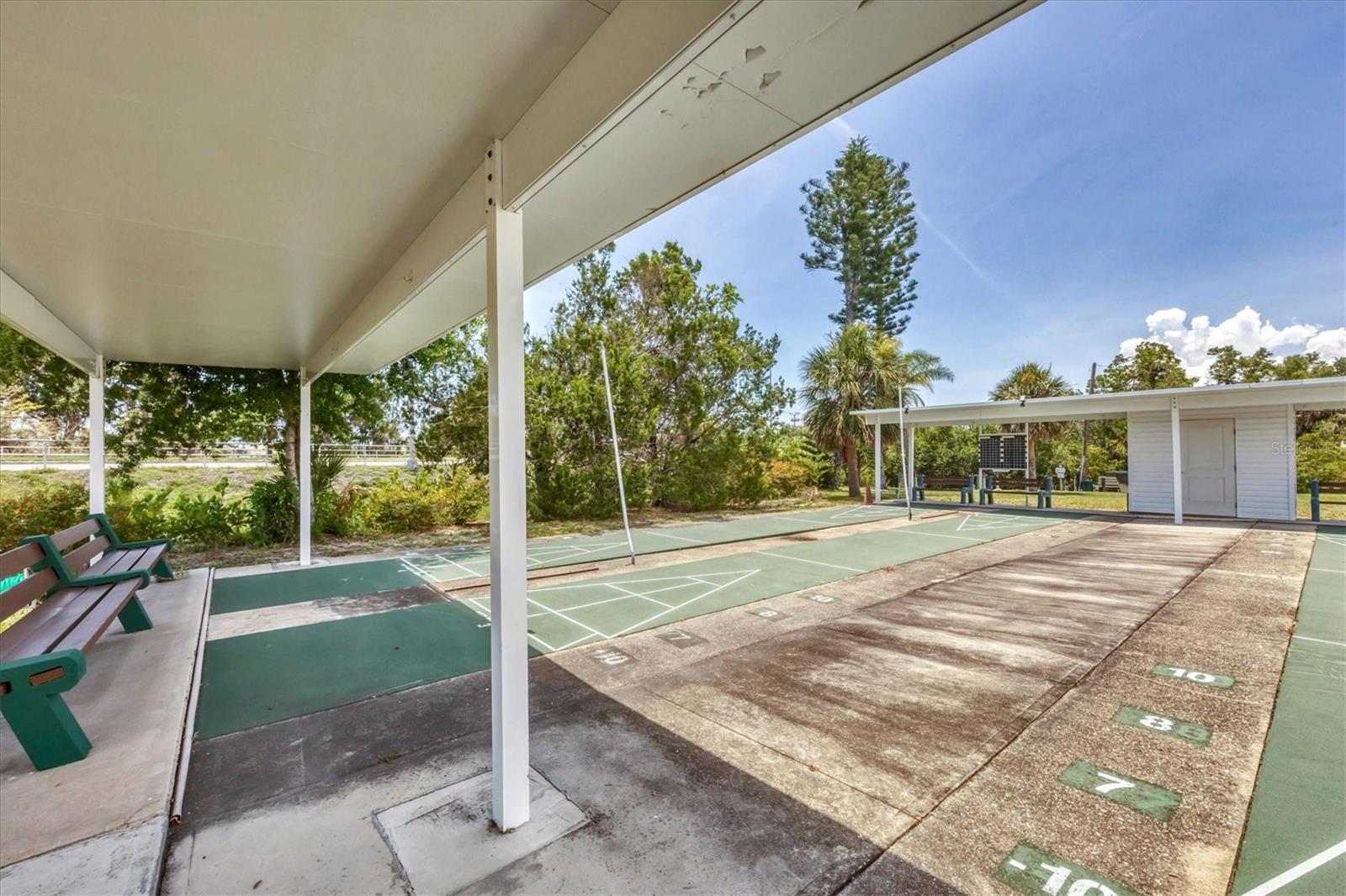 Listing photo id 32 for 1891 Englewood Road 43