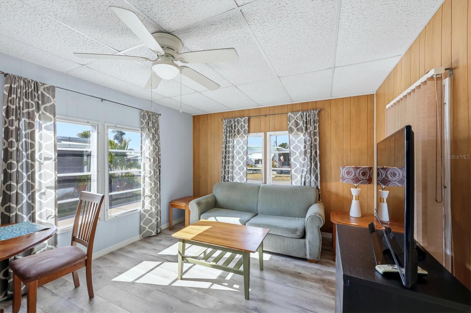 Listing photo id 4 for 1891 Englewood Road 43