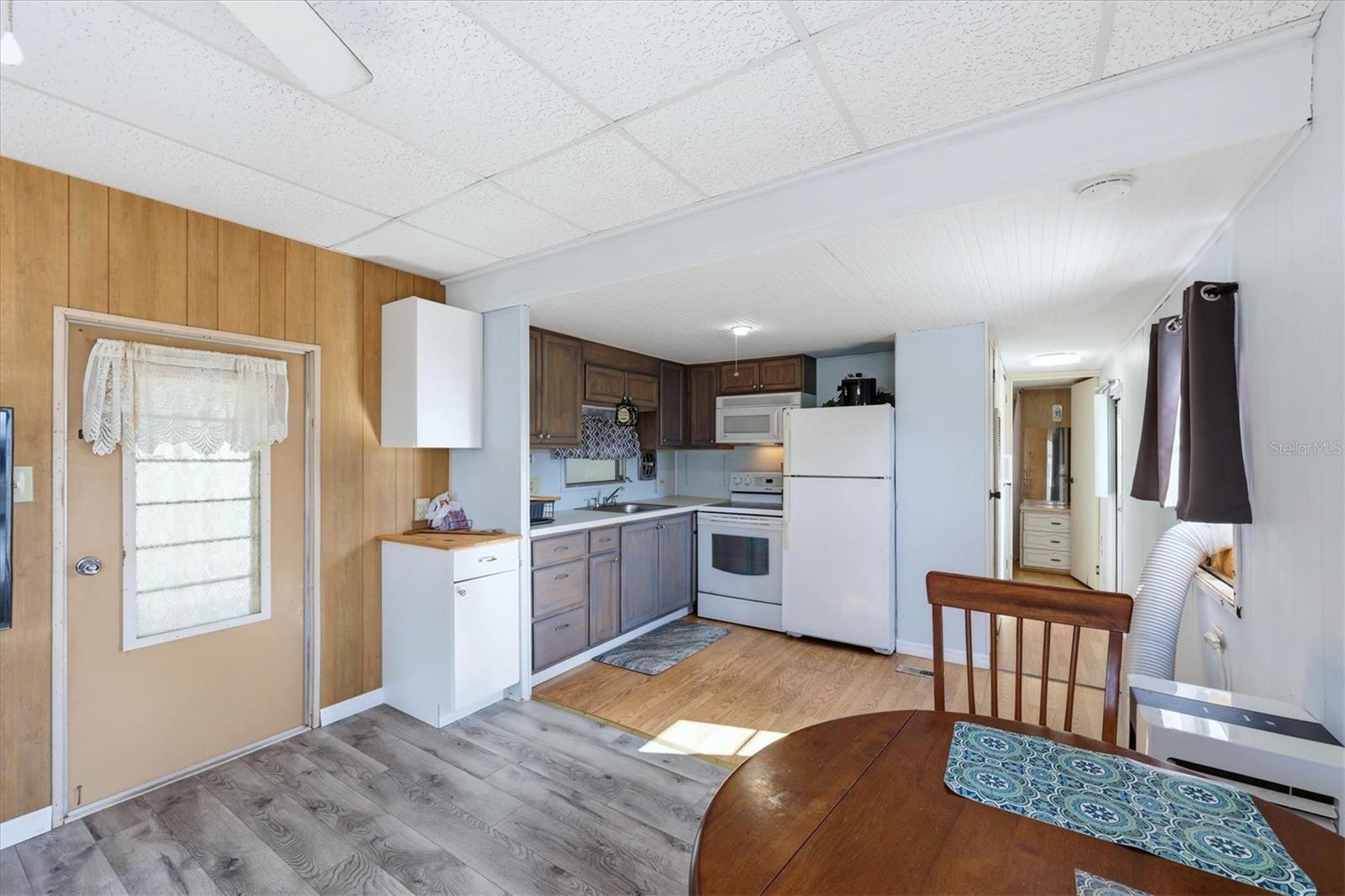 Listing photo id 6 for 1891 Englewood Road 43