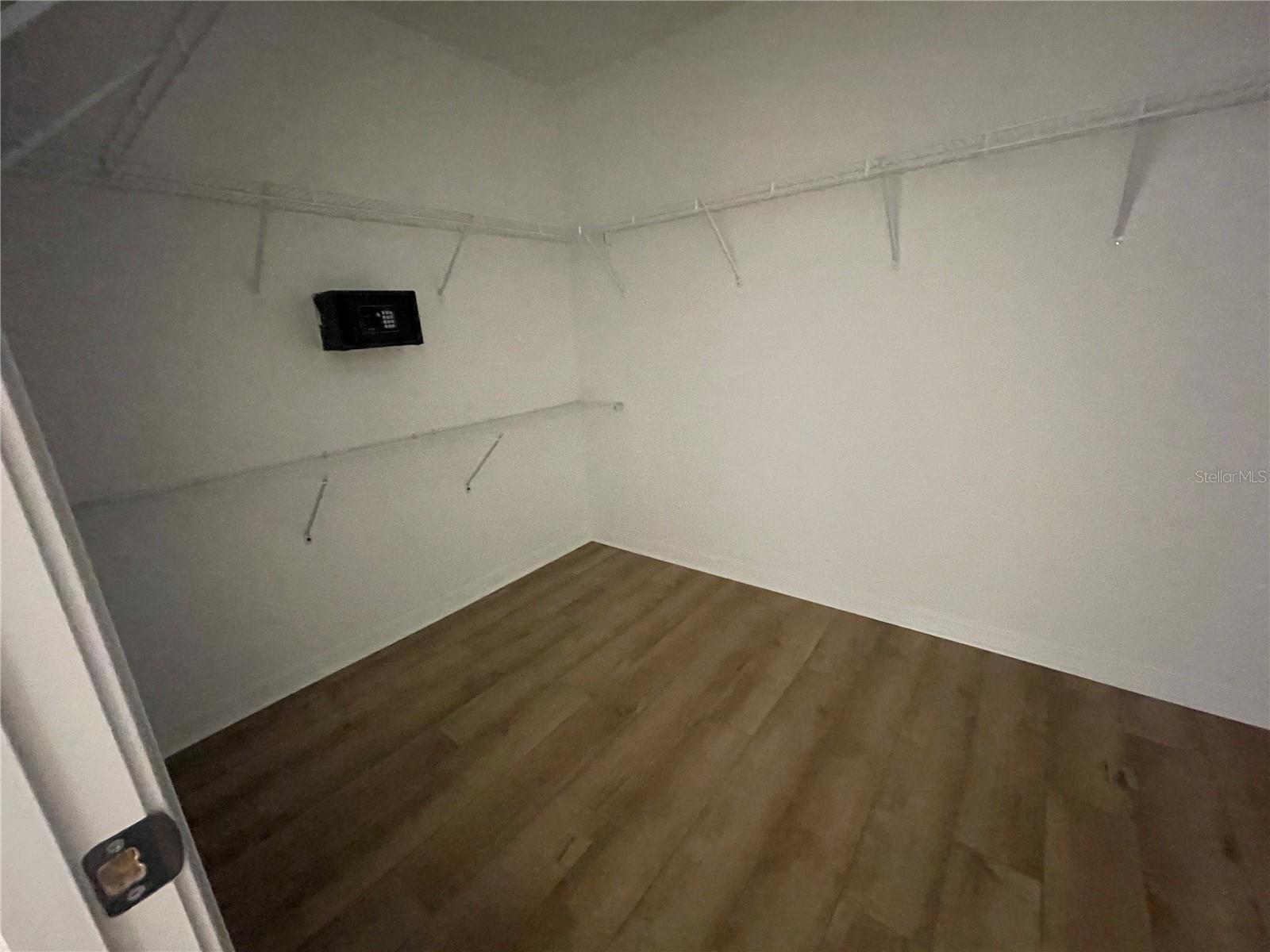 Image 14 of 35 For 112 Oakwood Court