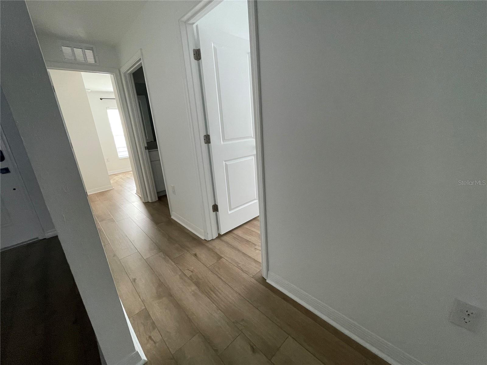 Image 25 of 35 For 112 Oakwood Court