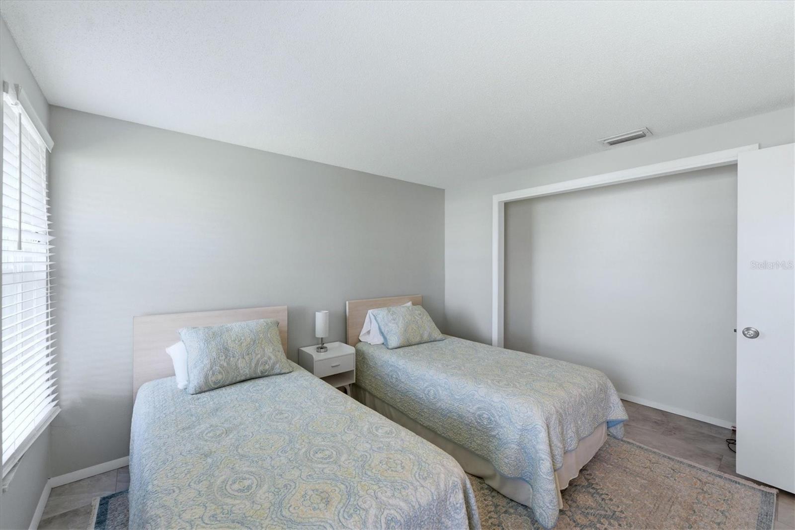 Image 27 of 61 For 47 Oakland Hills Place