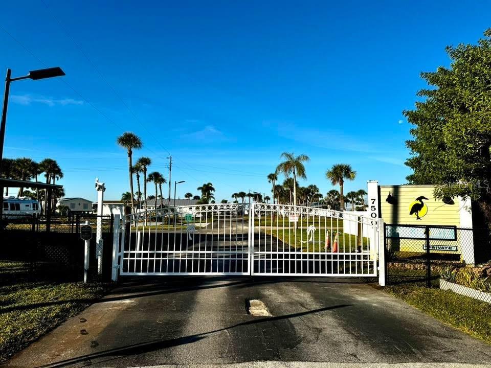 Image 17 of 33 For 7500 Park Pointe Drive 52