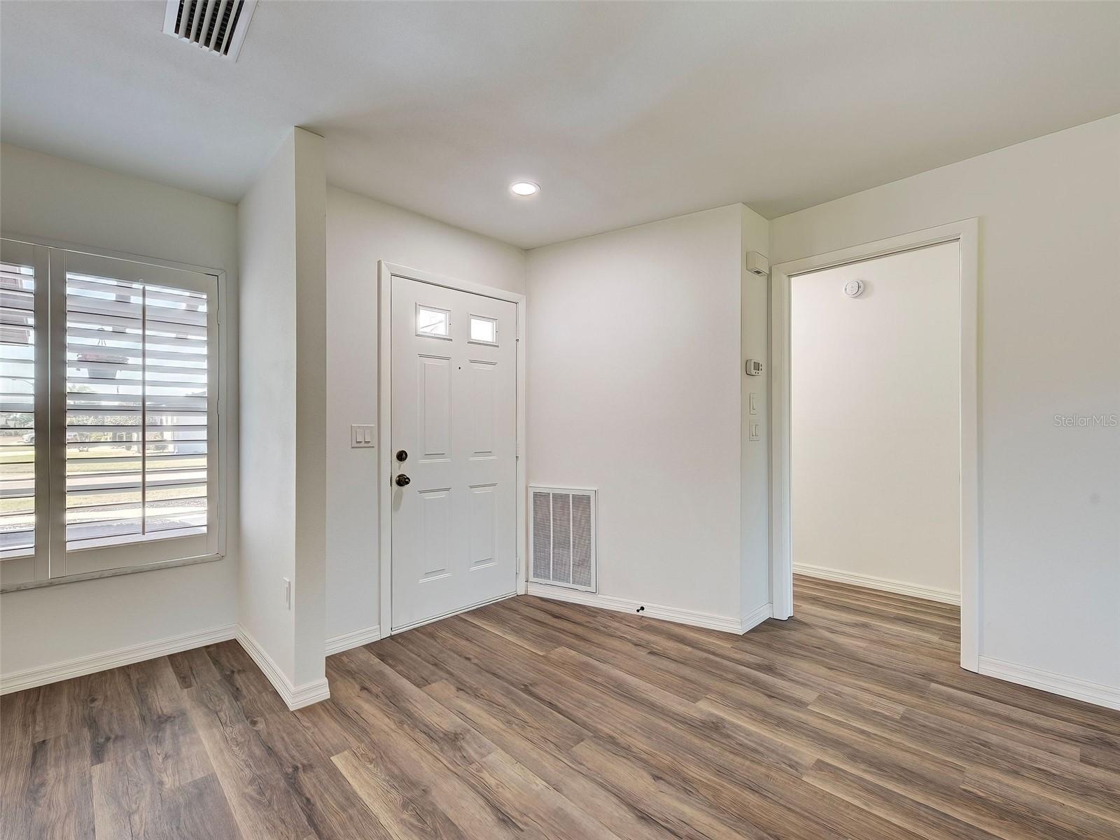 Image 10 of 63 For 631 Foxwood Boulevard 256