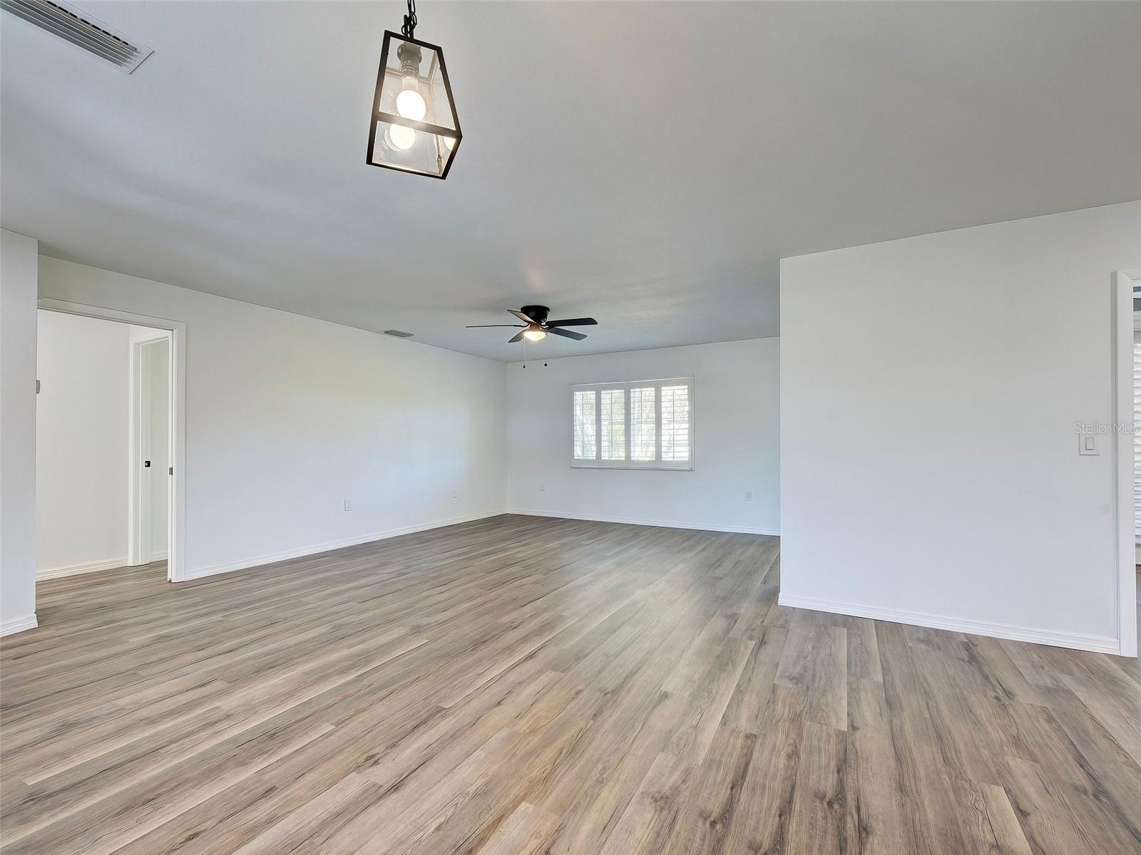 Image 13 of 63 For 631 Foxwood Boulevard 256