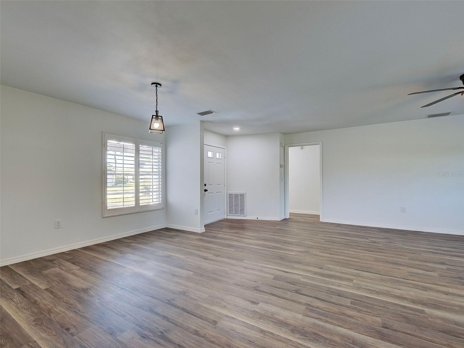 Image 14 of 63 For 631 Foxwood Boulevard 256