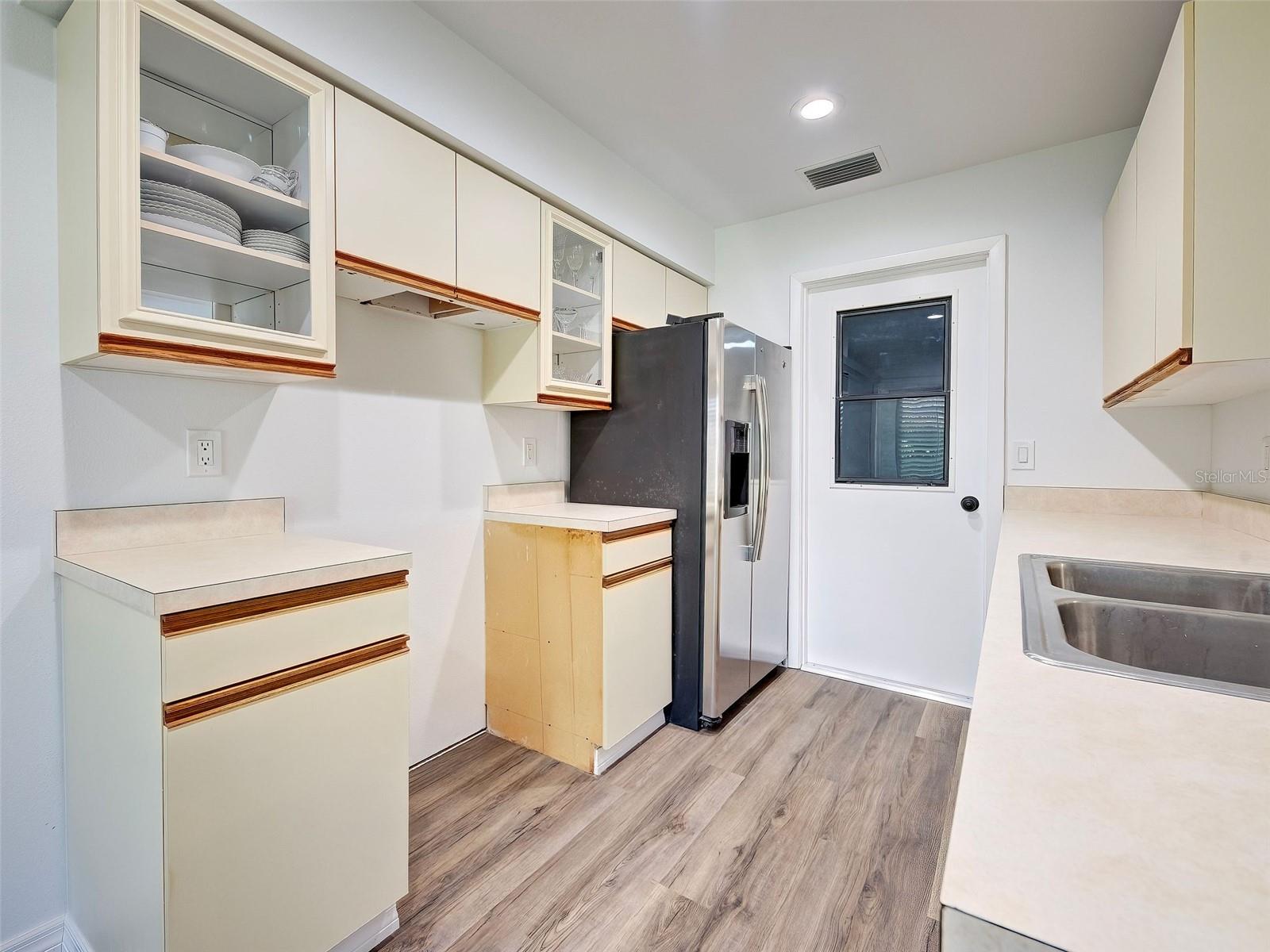 Image 17 of 63 For 631 Foxwood Boulevard 256