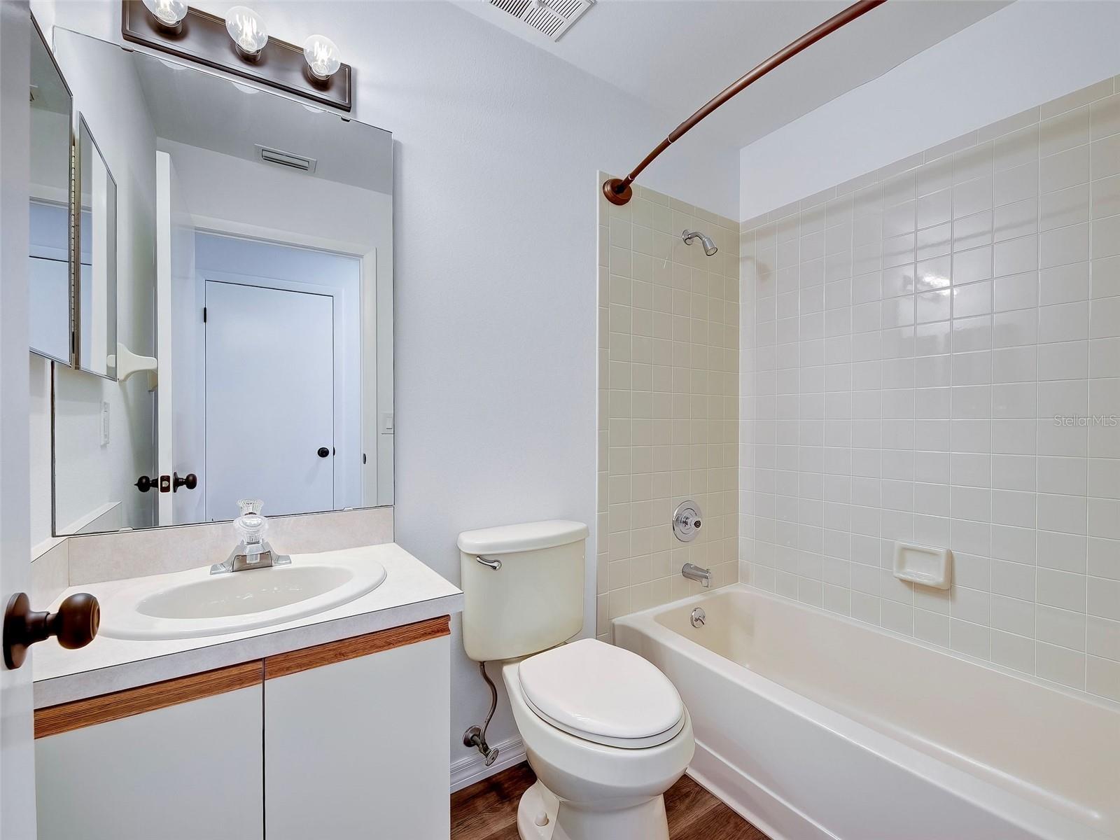 Image 25 of 63 For 631 Foxwood Boulevard 256