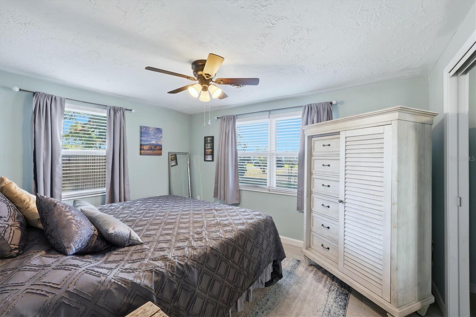 Image 23 of 51 For 866 6th Street