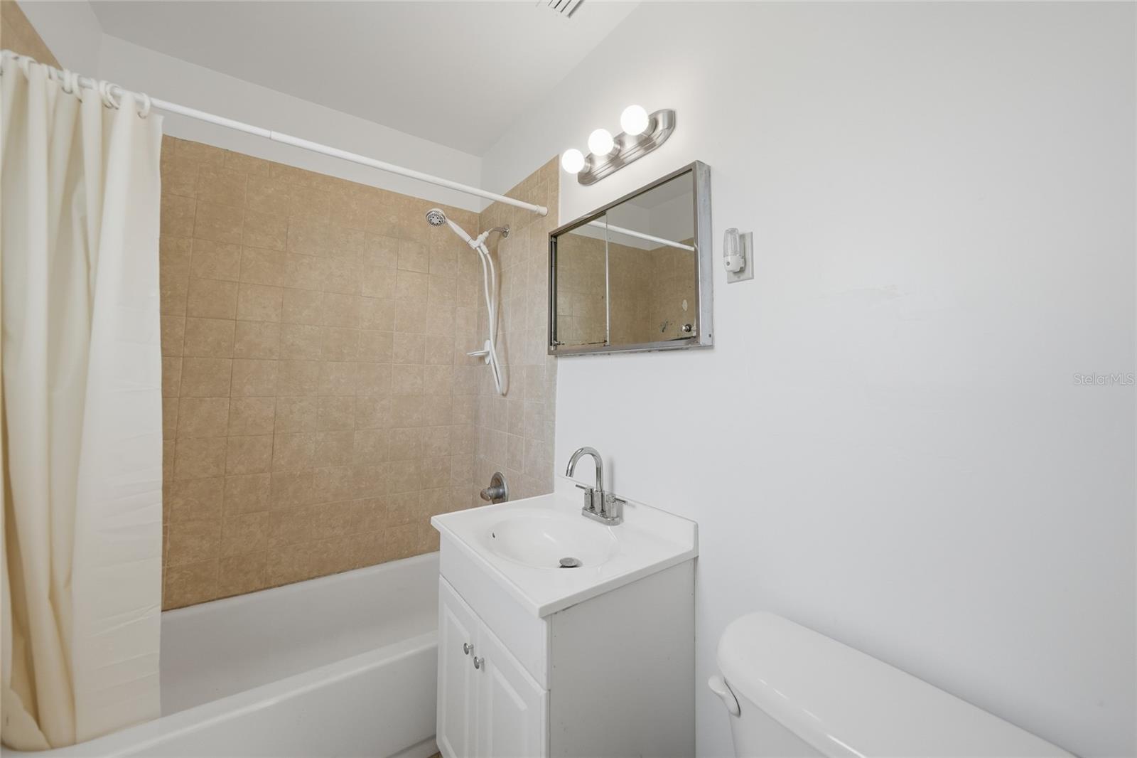 Image 26 of 41 For 21035 Glendale Avenue