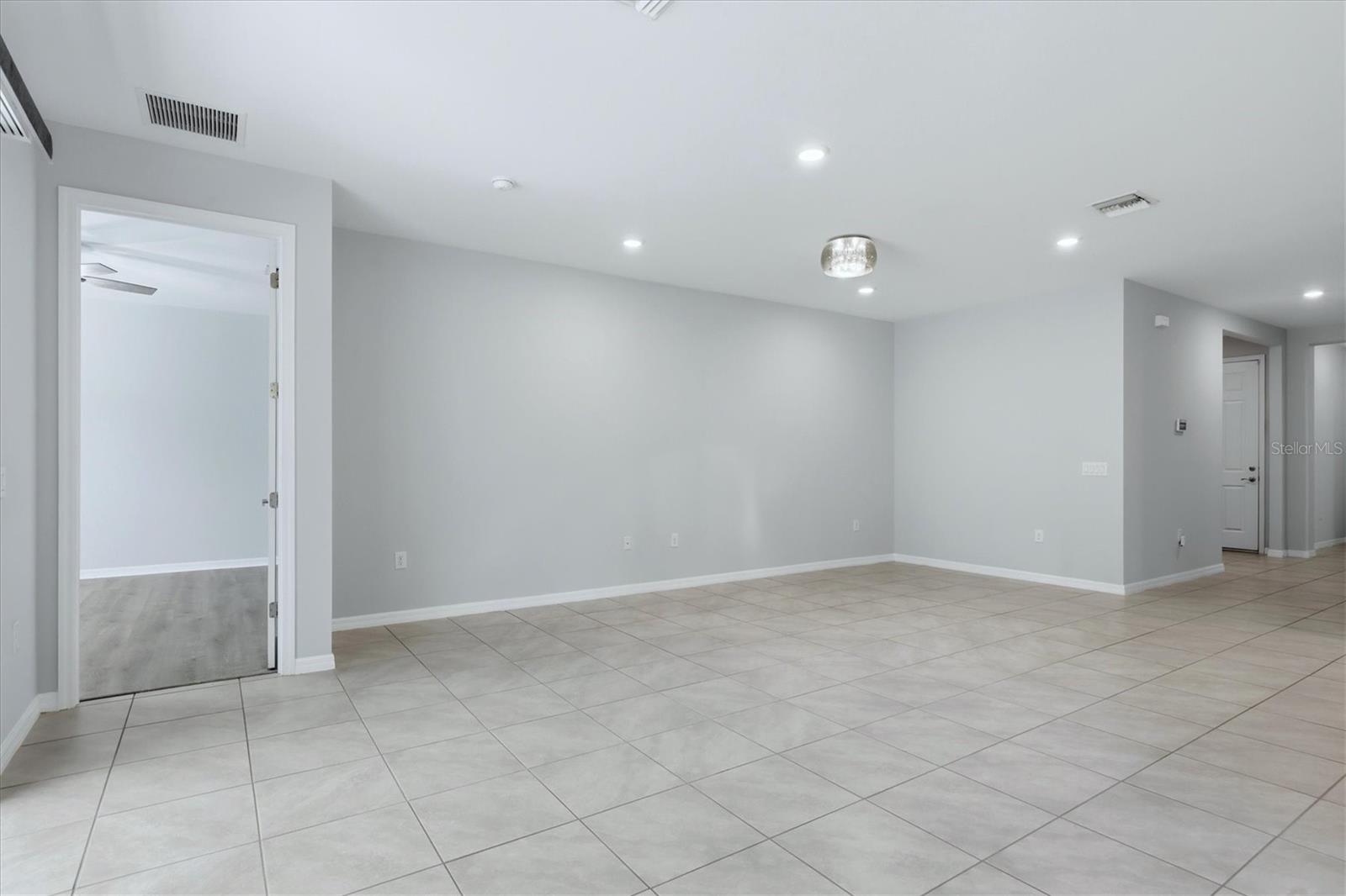 Image 7 of 57 For 12031 Lovegrass Street