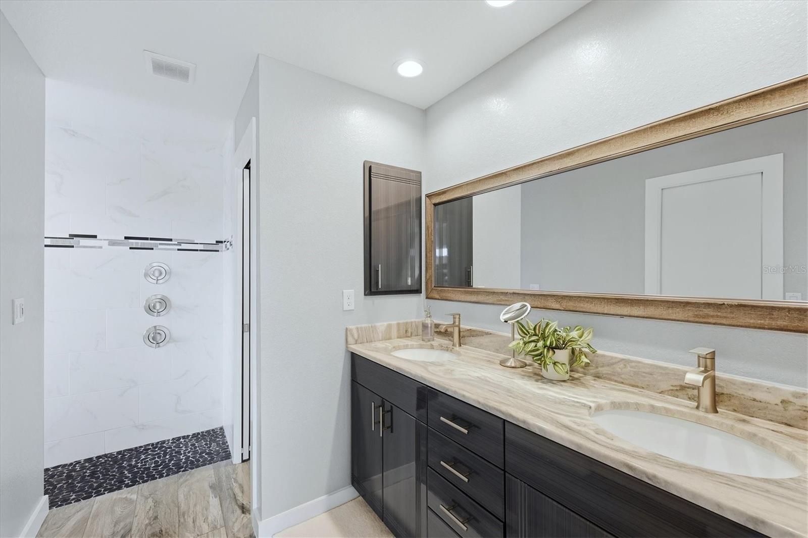 Image 14 of 41 For 13525 Greencastle Avenue