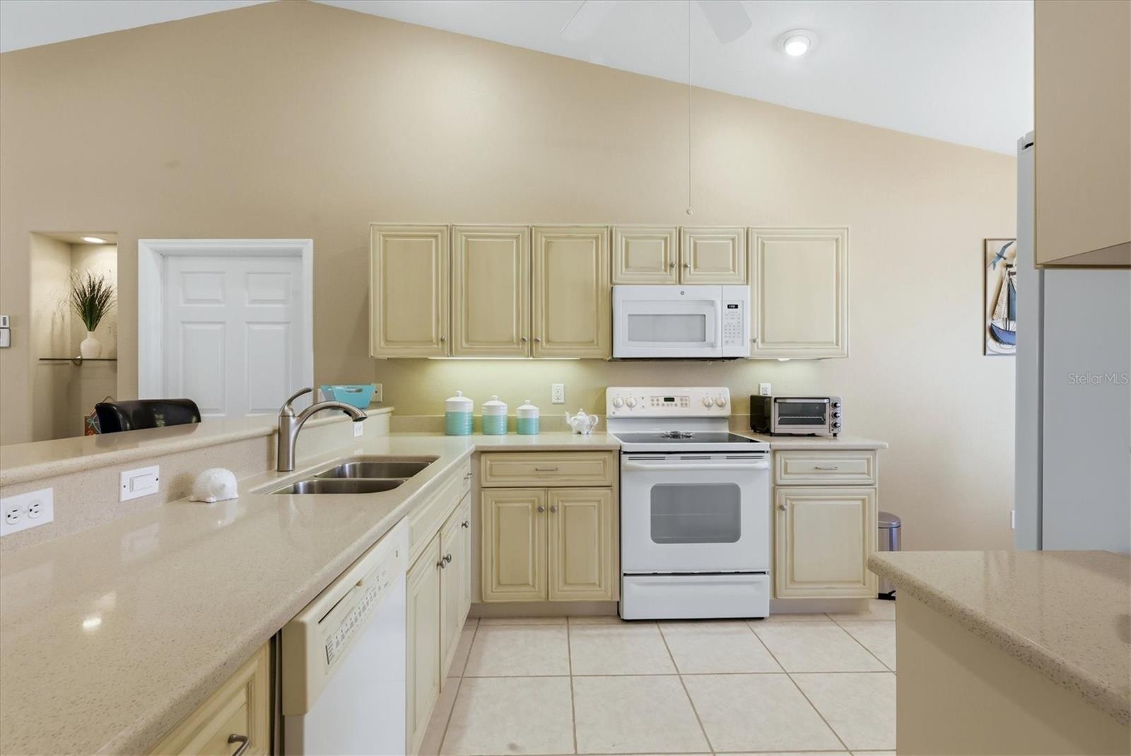 Image 14 of 38 For 347 Boundary Boulevard 103