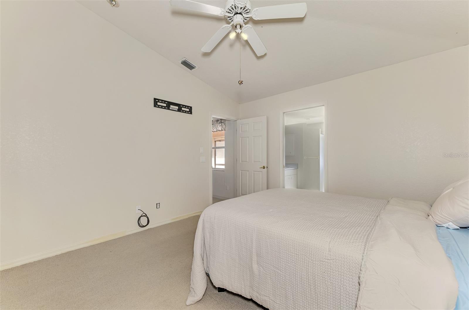 Image 19 of 56 For 13608 Clara Lane