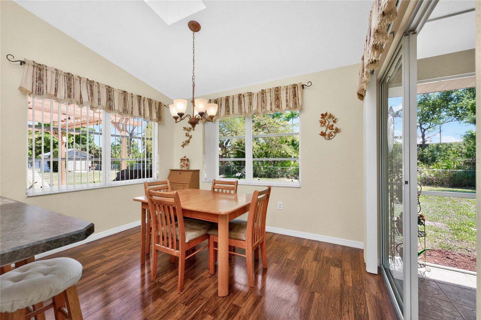 Image 12 of 61 For 10349 Greenway Avenue