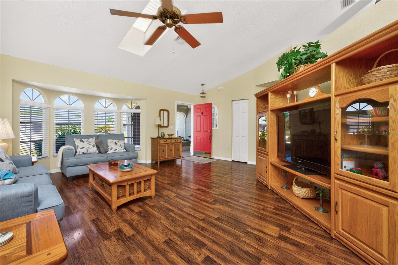 Image 6 of 61 For 10349 Greenway Avenue