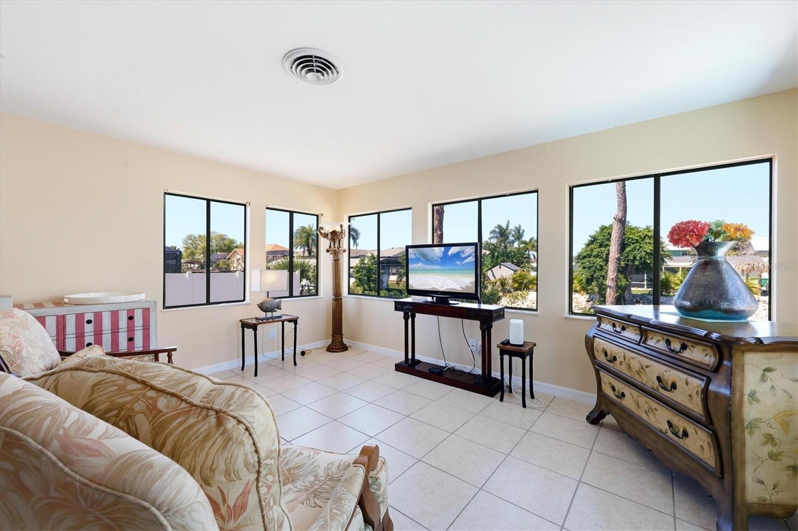 Image 11 of 58 For 1052 Kant Street