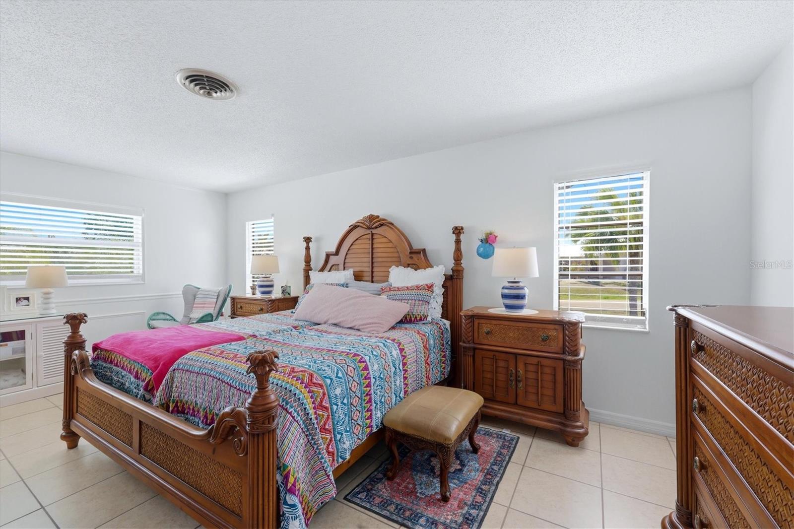 Image 21 of 58 For 1052 Kant Street