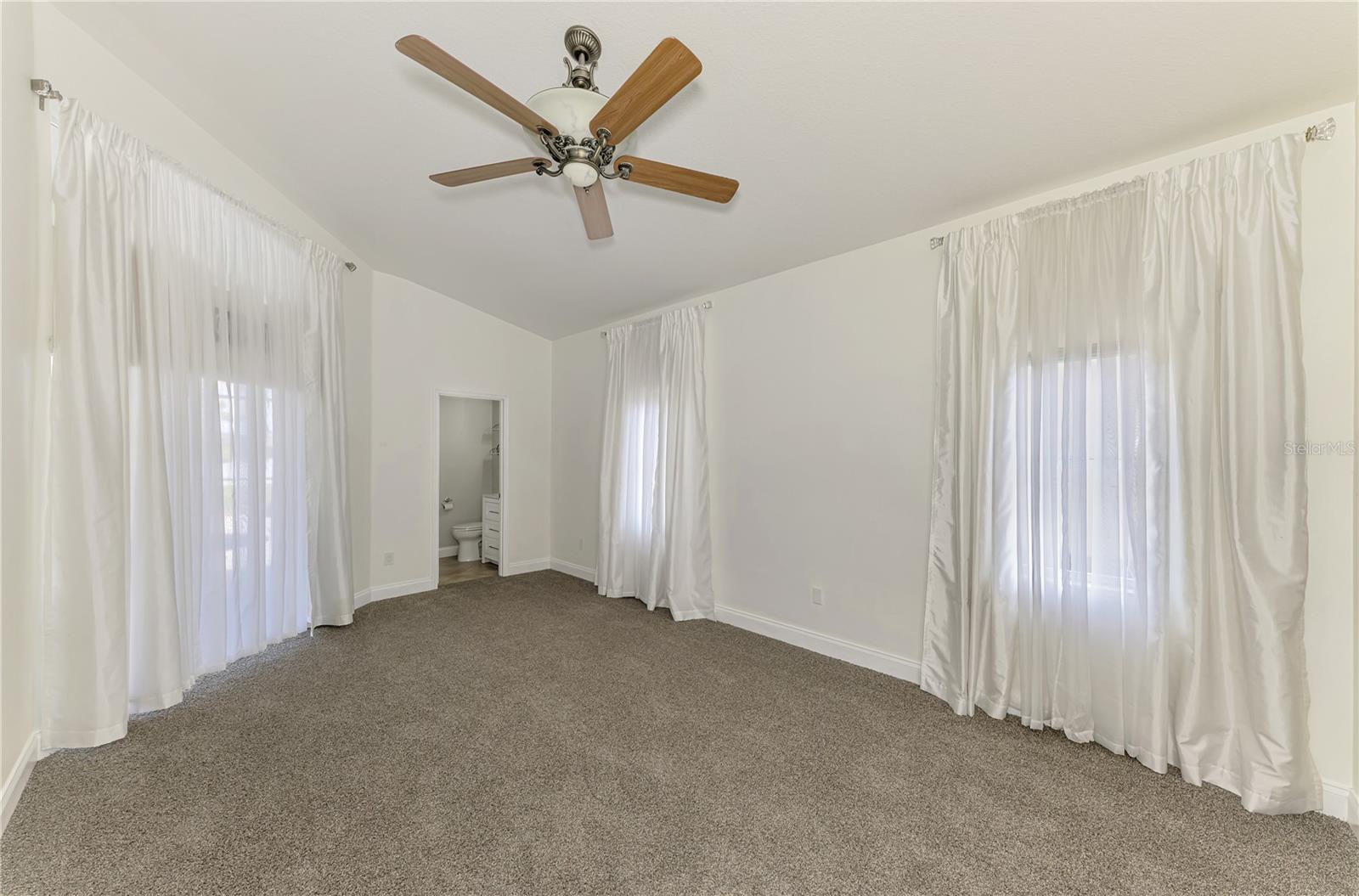 Image 40 of 74 For 202 Rotonda Boulevard N