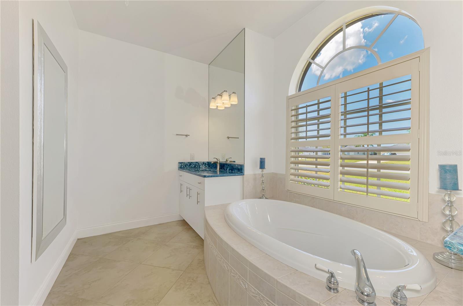 Image 46 of 74 For 202 Rotonda Boulevard N