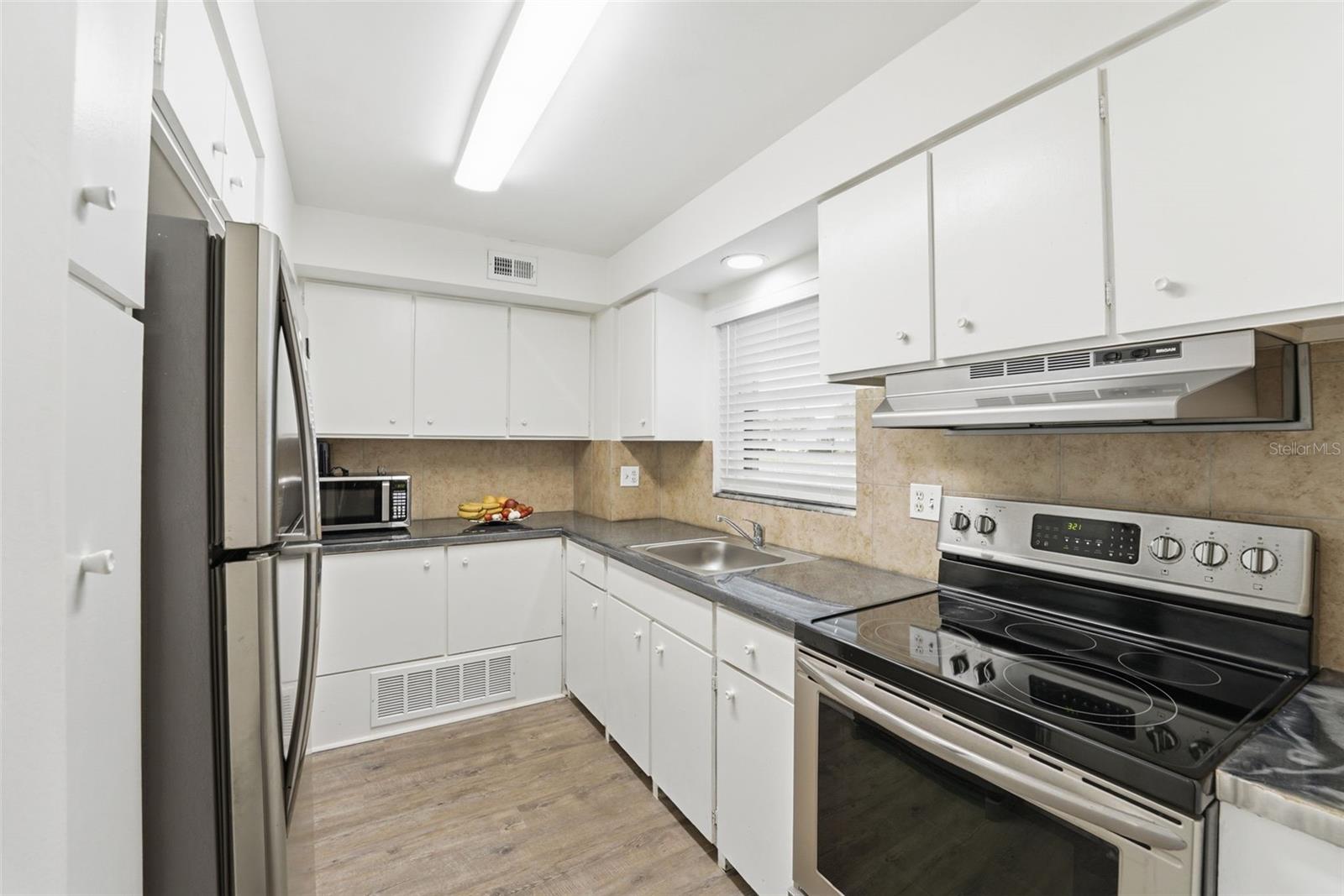 Image 16 of 30 For 3900 Roxane Boulevard 10a