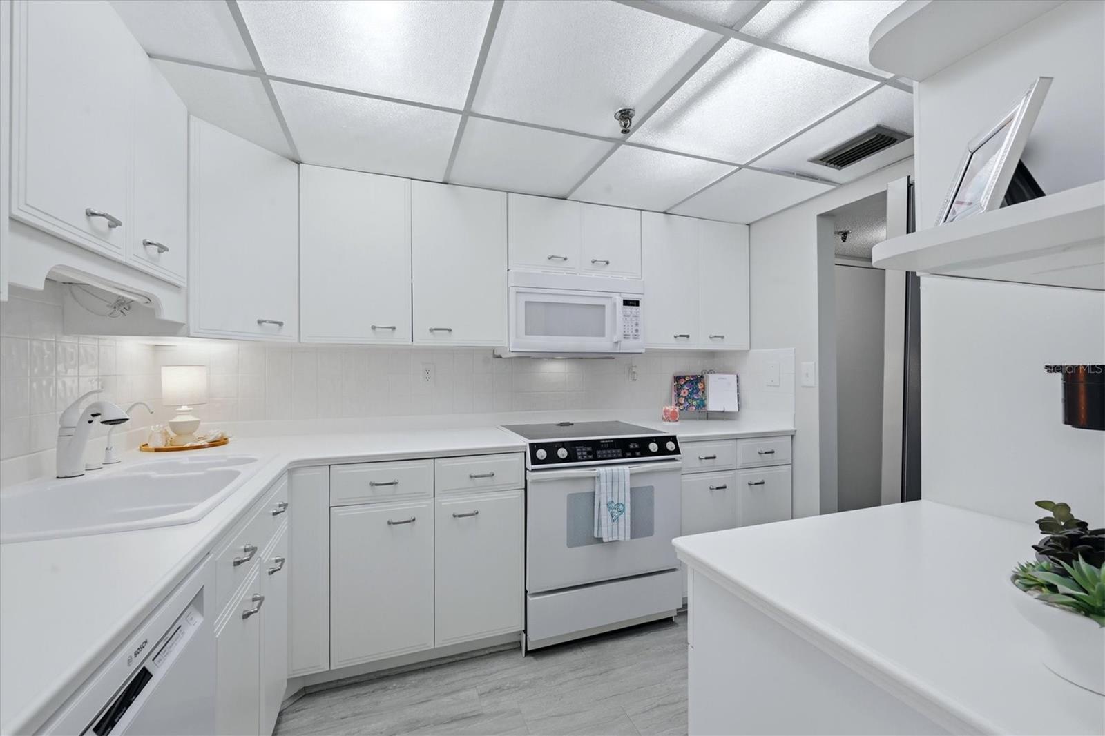 Image 18 of 67 For 21405 Olean Boulevard 434