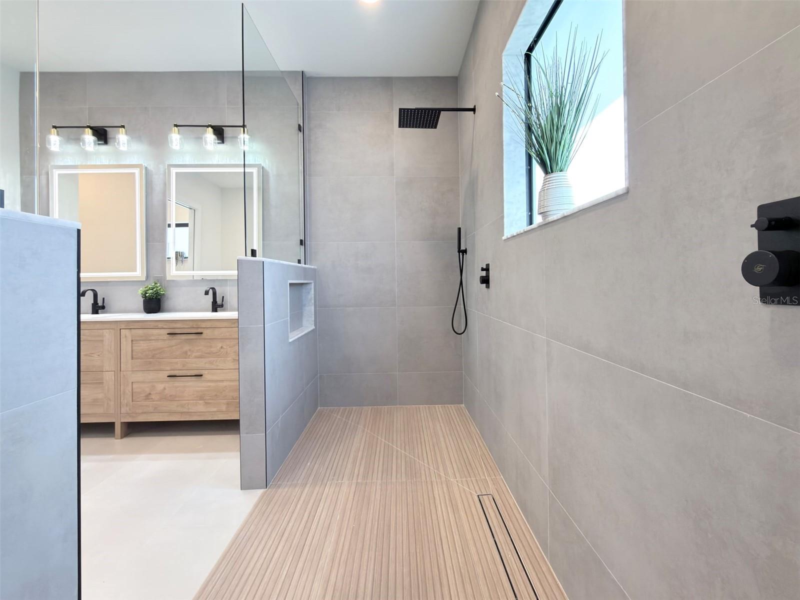 Image 11 of 49 For 14671 Lillian Circle