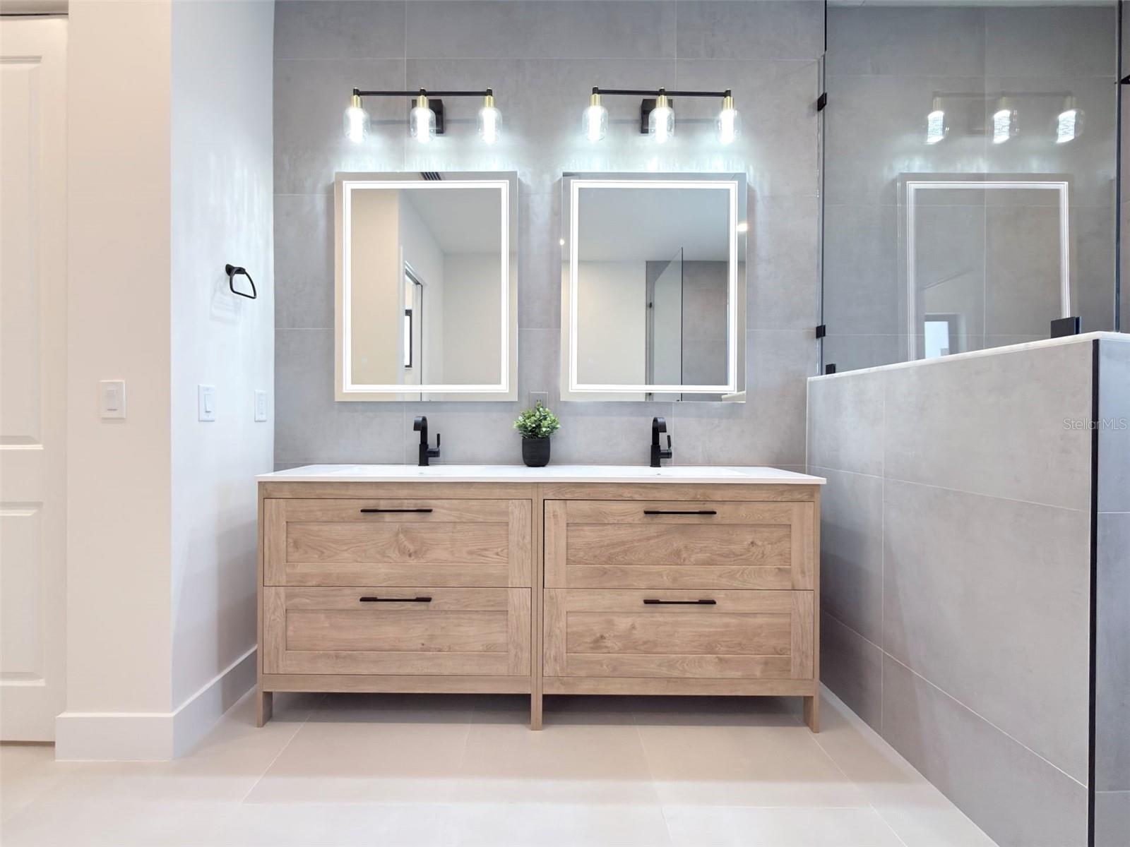 Image 16 of 49 For 14671 Lillian Circle