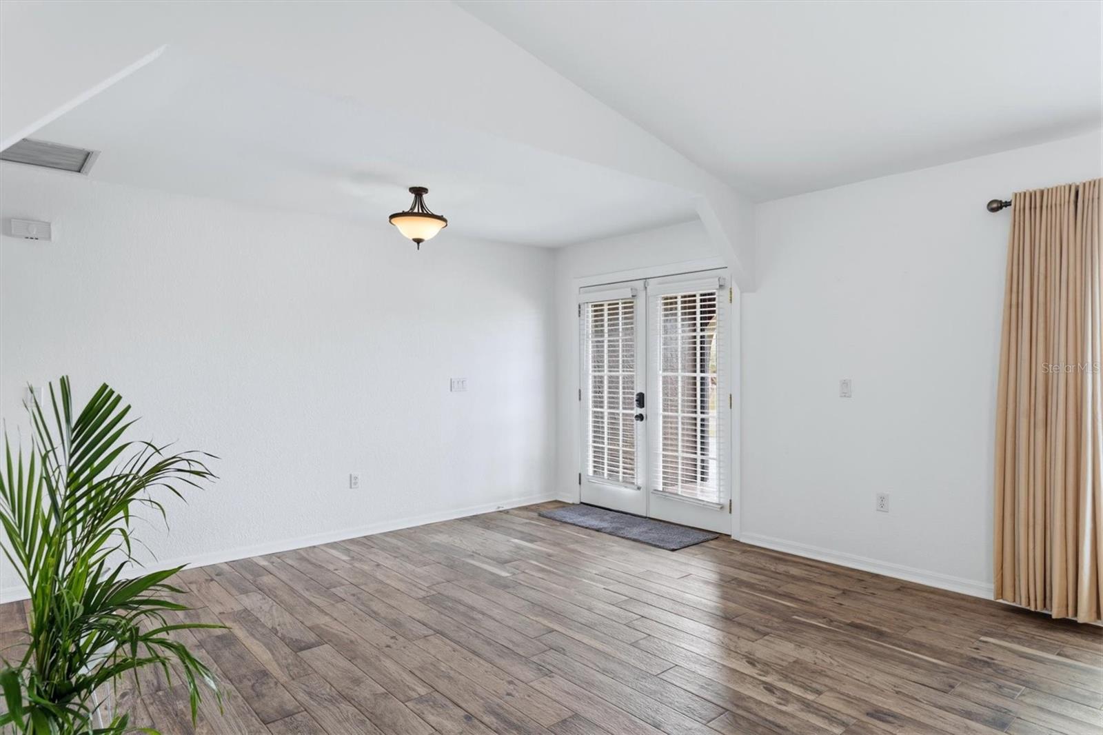 Image 5 of 40 For 1434 Roosevelt Drive