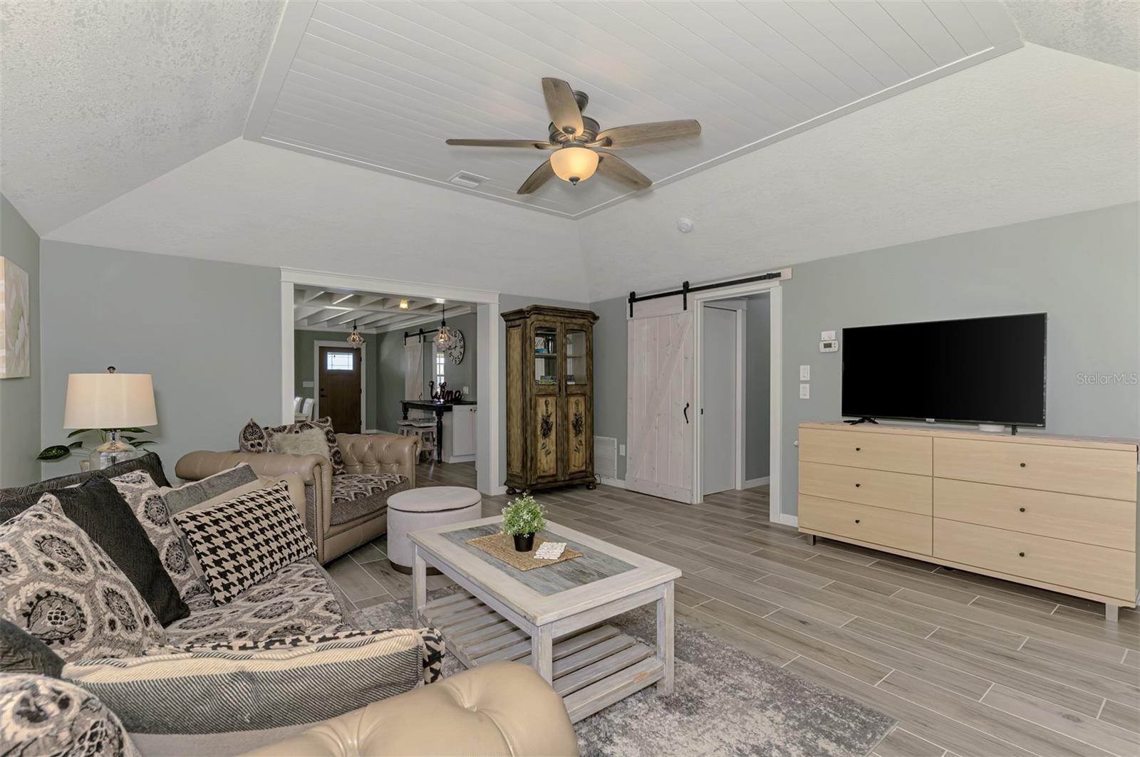 Image 30 of 90 For 351 Oak Street