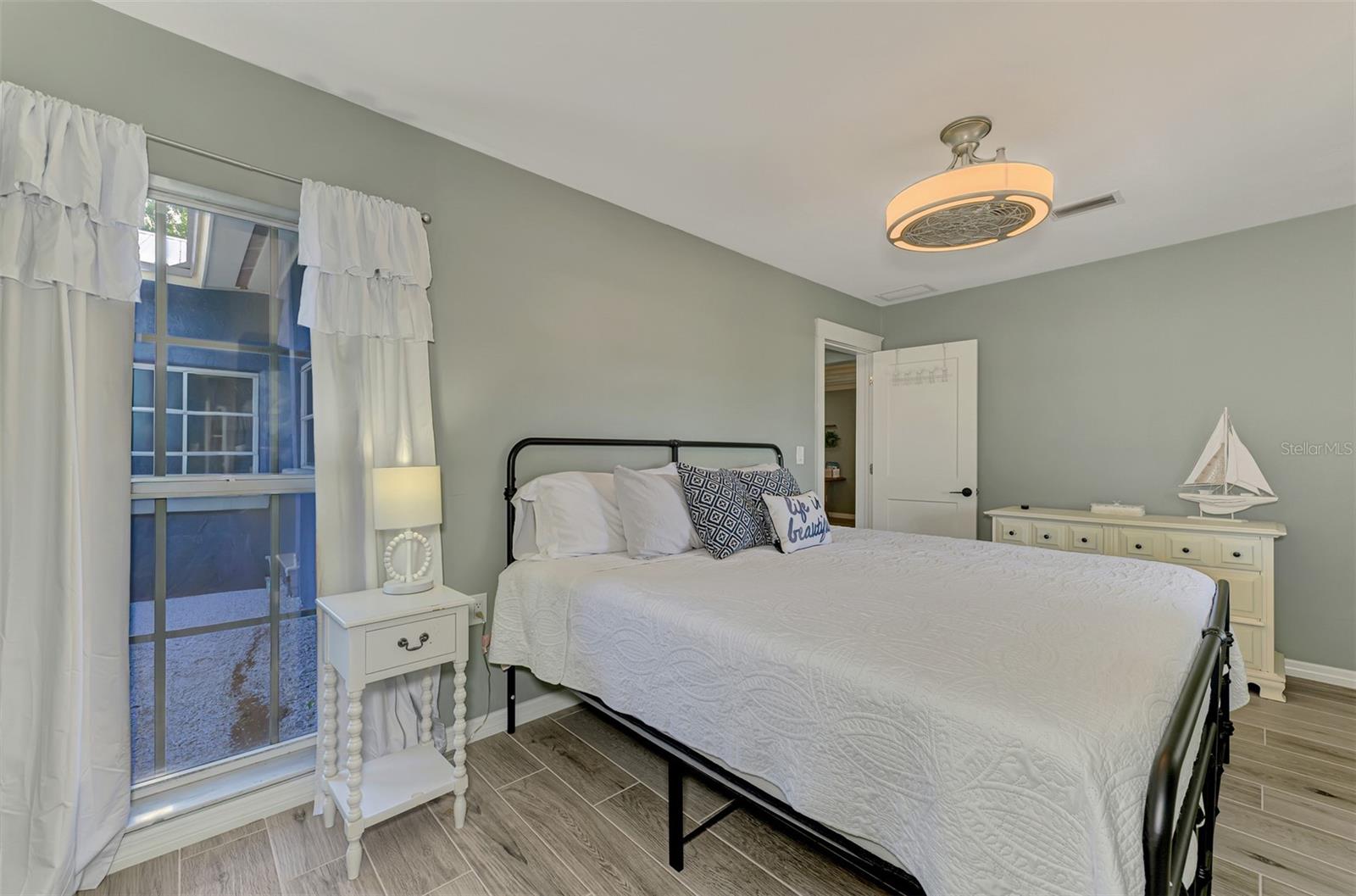 Image 32 of 90 For 351 Oak Street