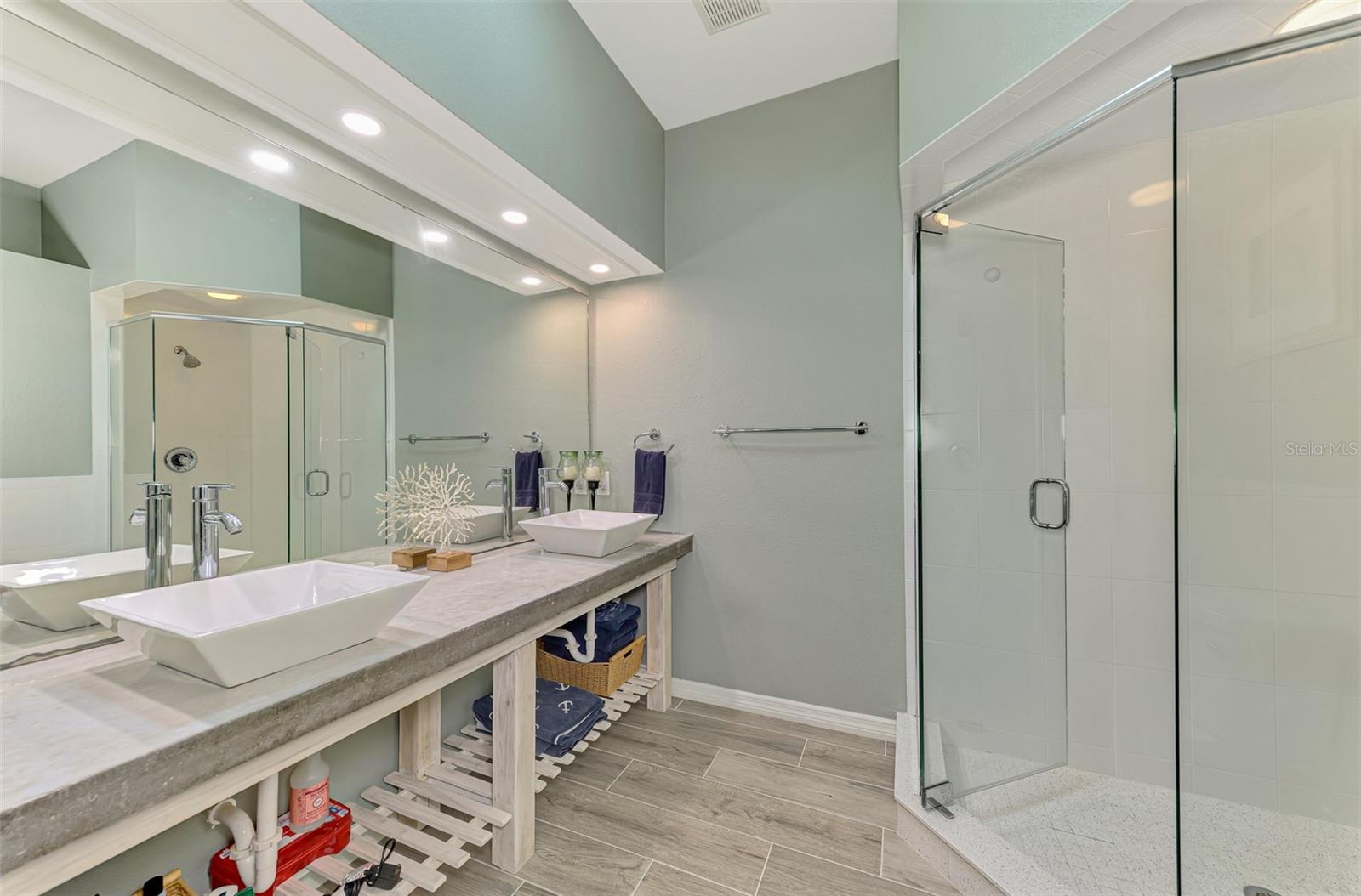 Image 44 of 90 For 351 Oak Street