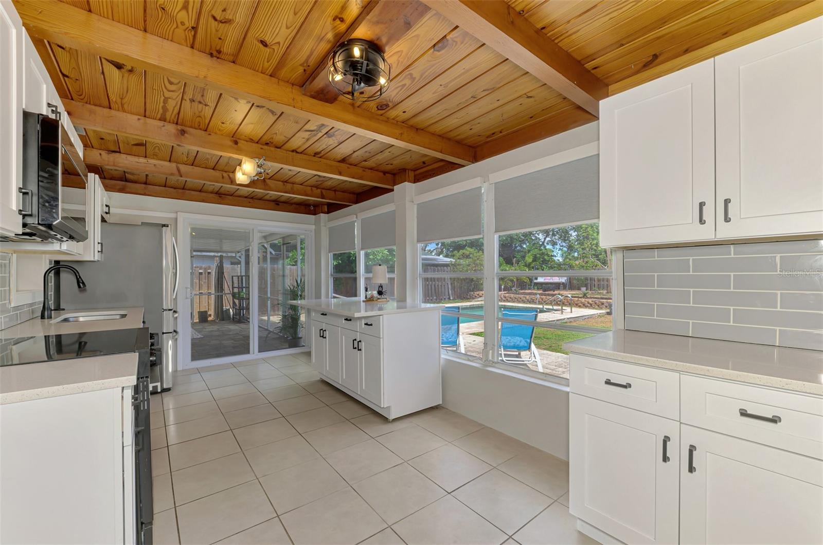 Listing photo id 11 for 71 Winson Avenue