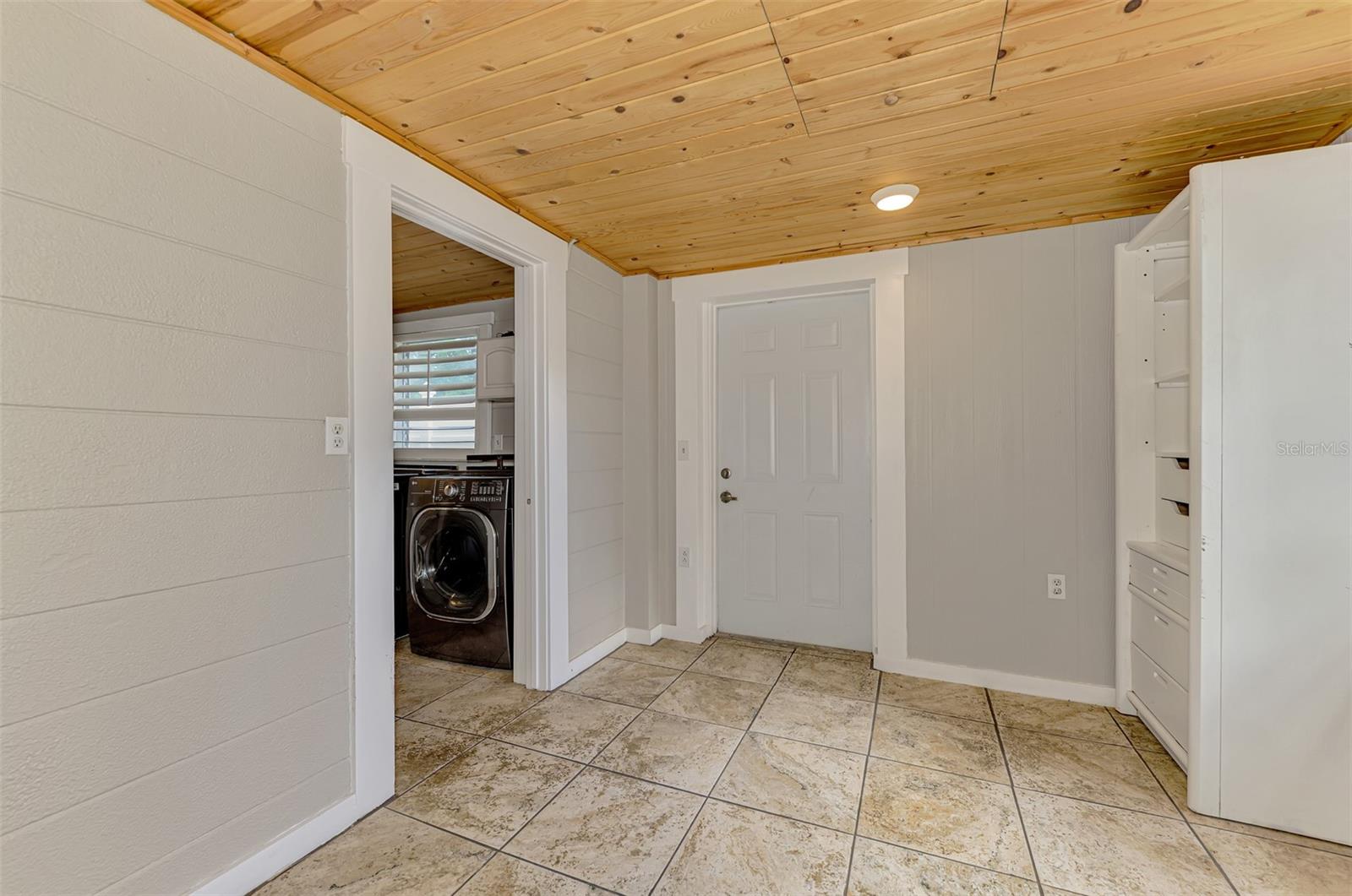 Listing photo id 28 for 71 Winson Avenue