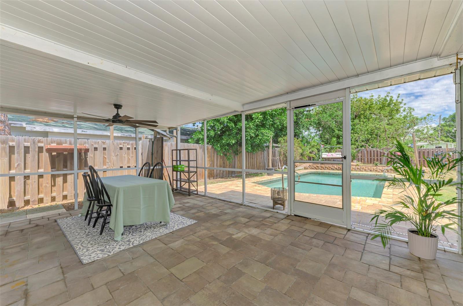 Listing photo id 2 for 71 Winson Avenue