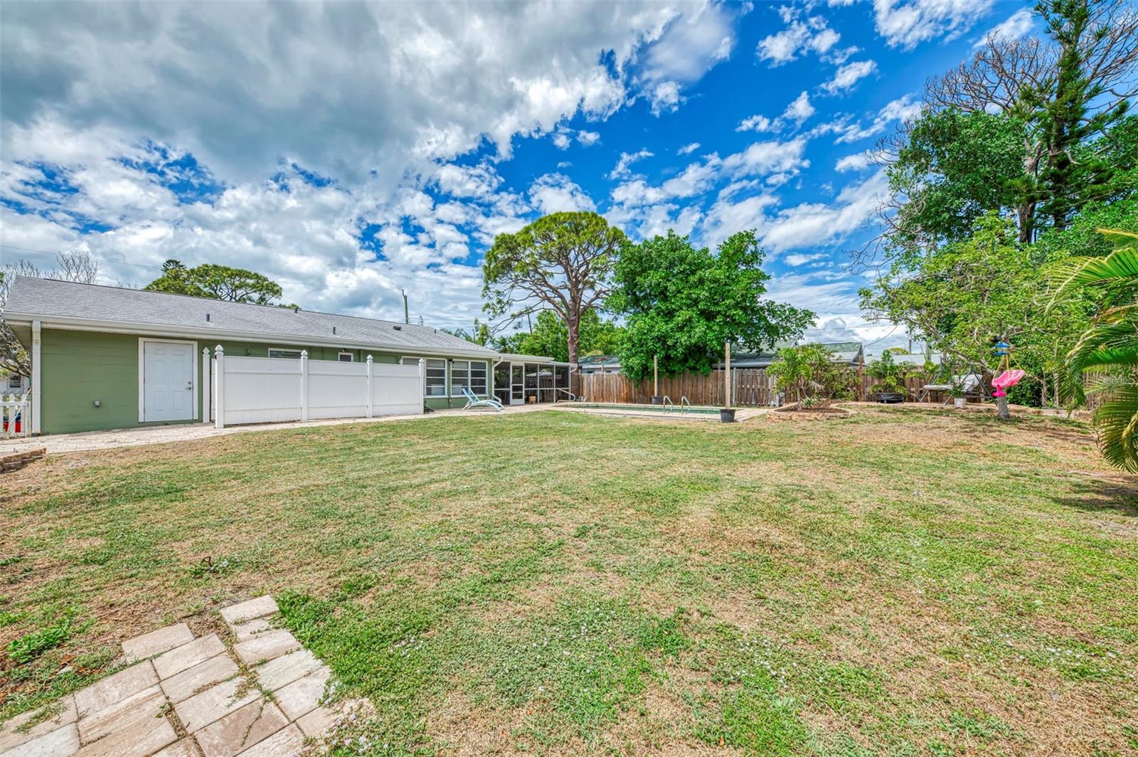 Listing photo id 40 for 71 Winson Avenue