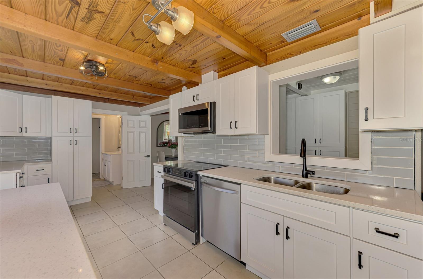 Listing photo id 7 for 71 Winson Avenue