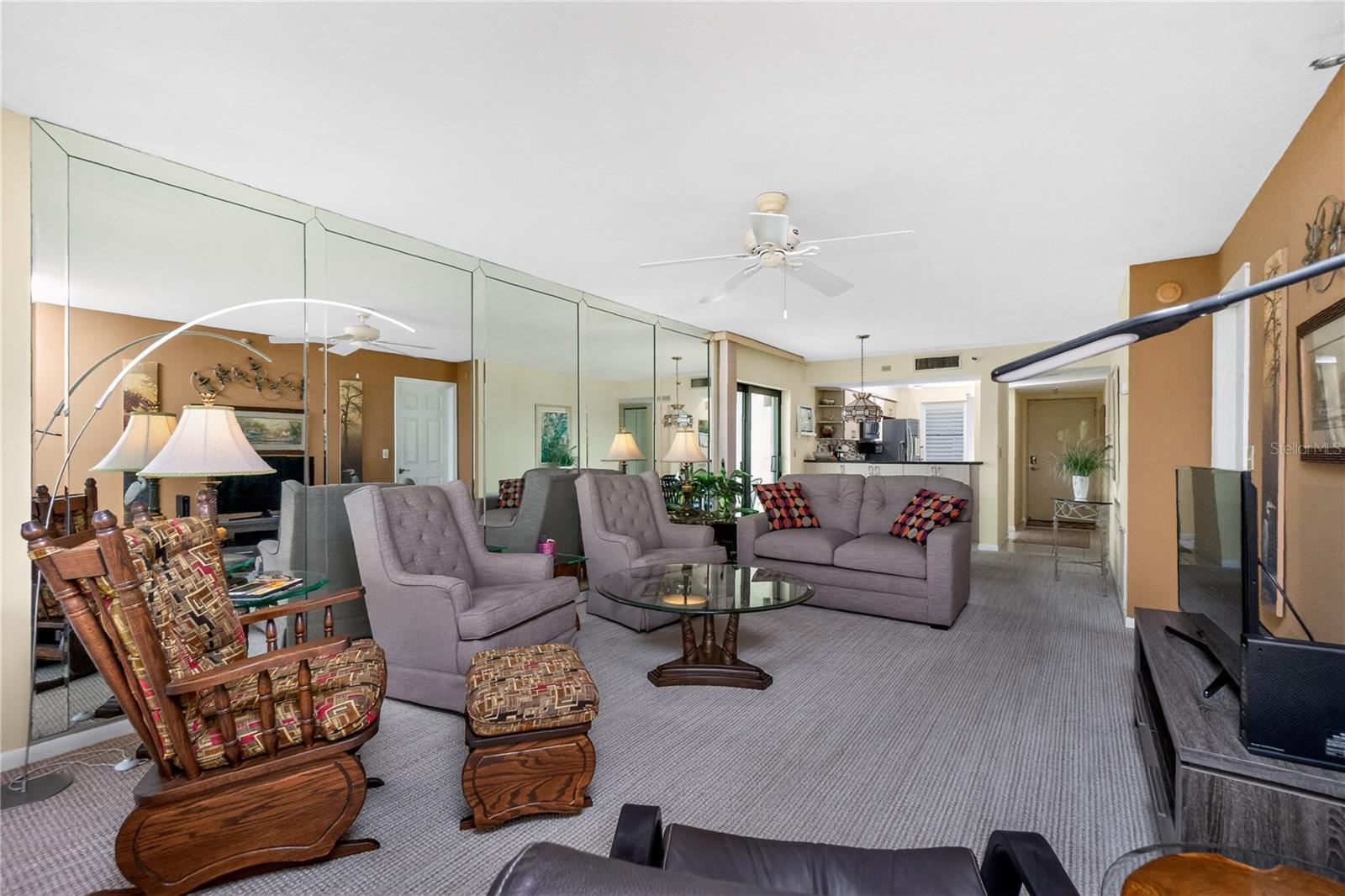 Image 16 of 58 For 1591 Beach Road 407