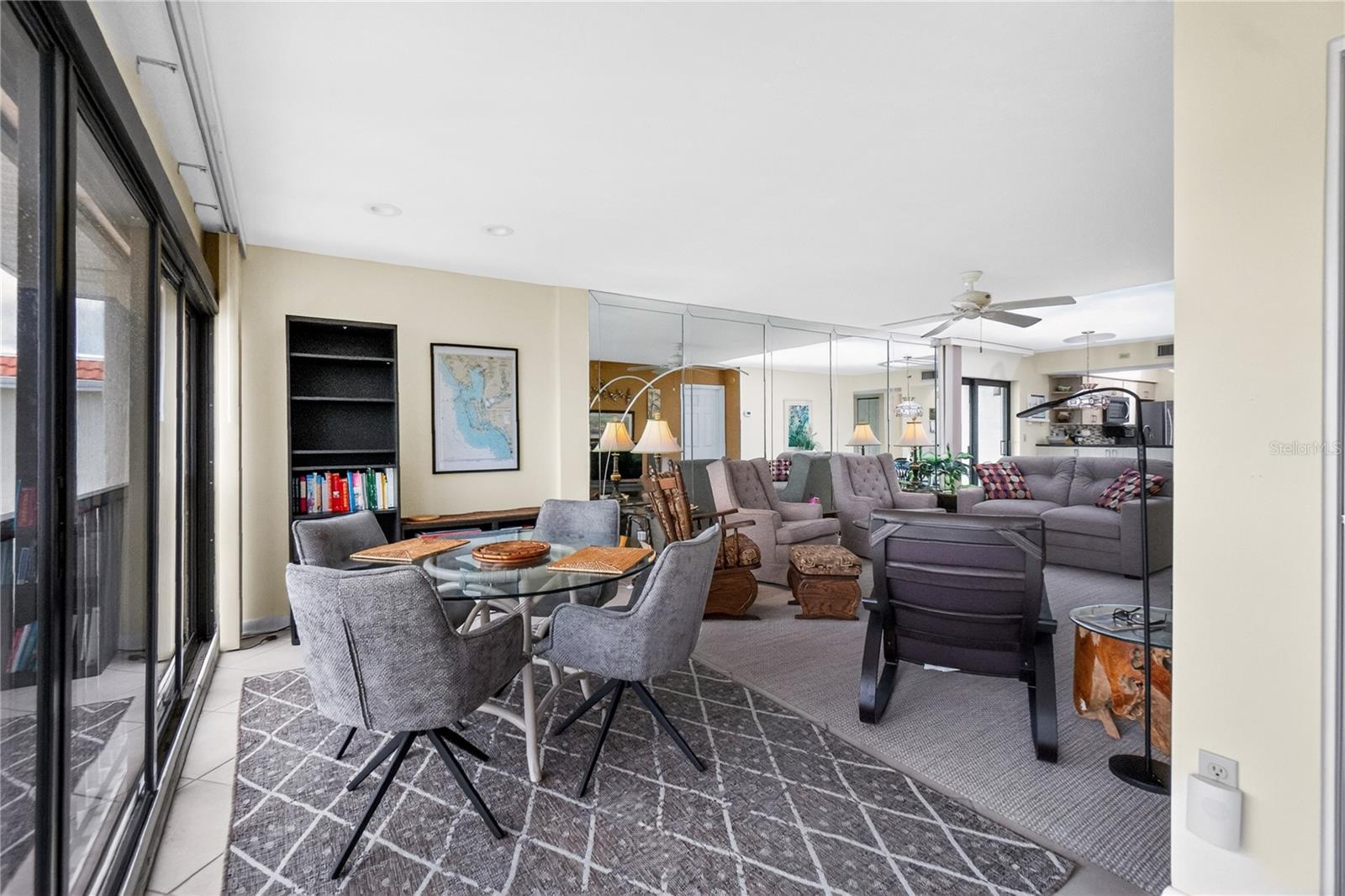 Image 20 of 58 For 1591 Beach Road 407