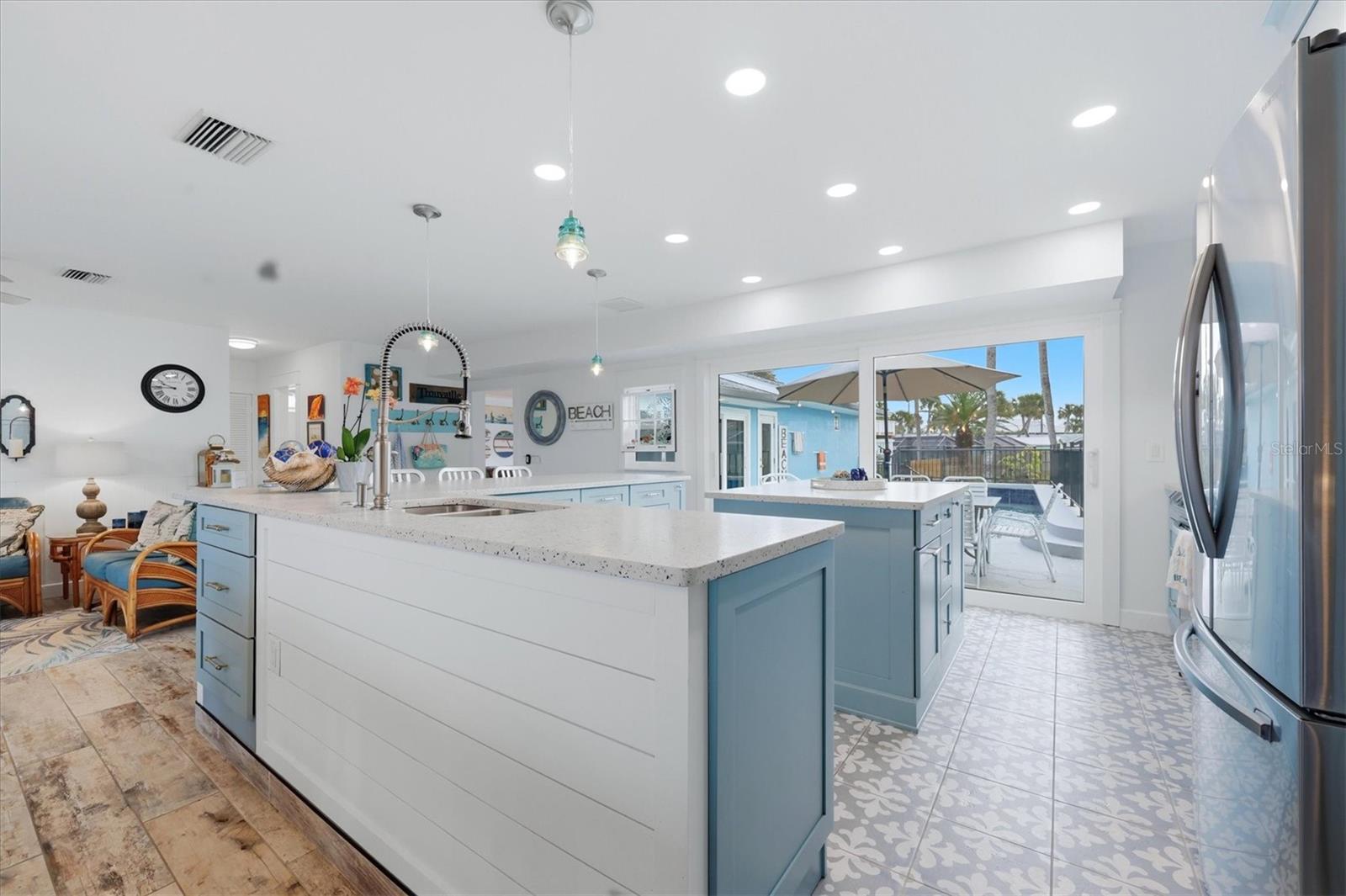 Image 21 of 71 For 4074 Beach Road