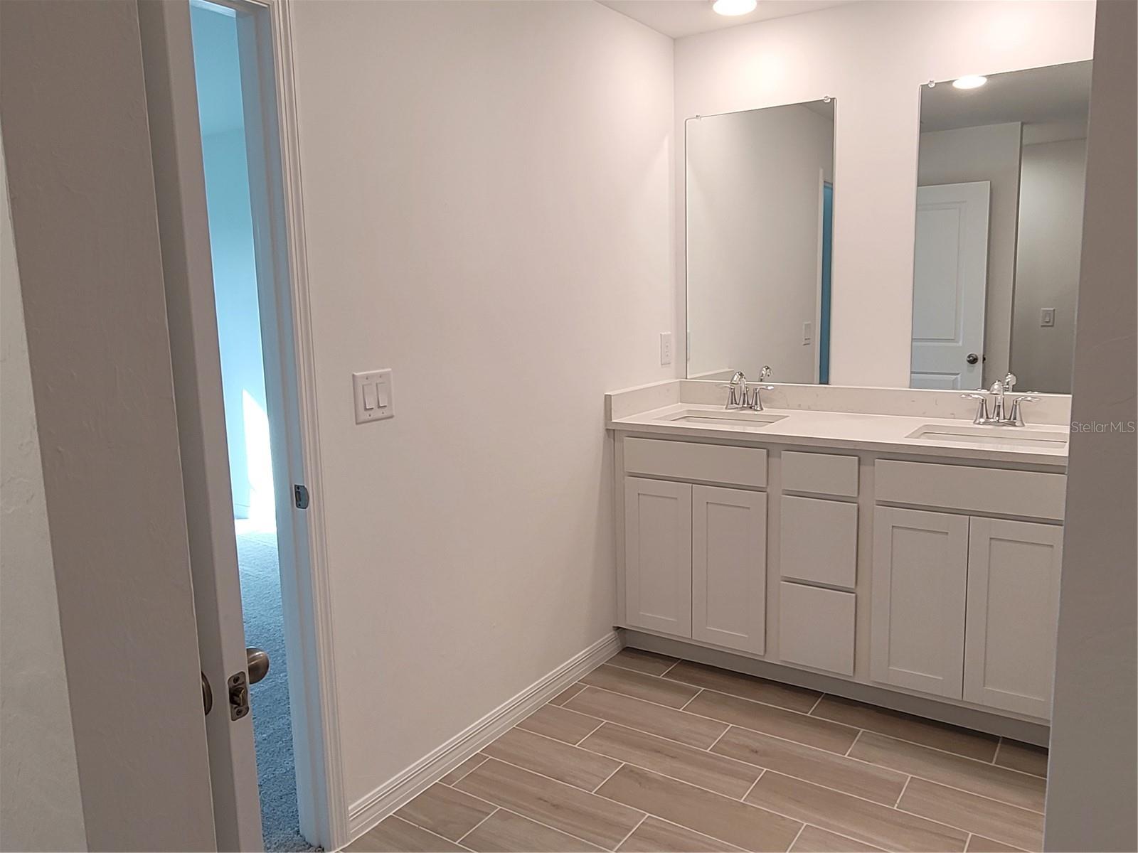 Image 19 of 26 For 11100 Vanessa Avenue