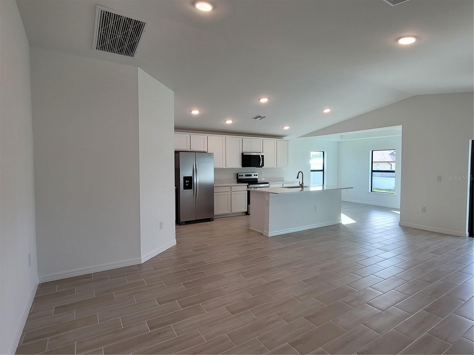 Image 4 of 26 For 11100 Vanessa Avenue