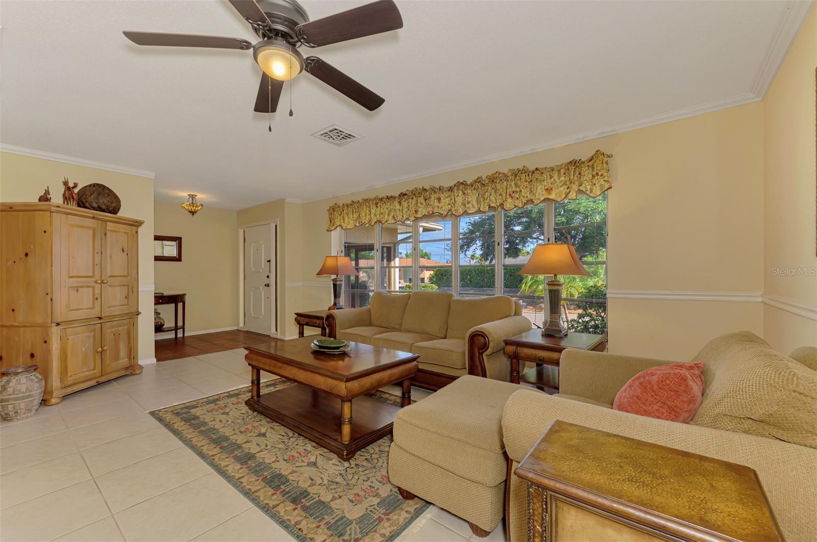 Listing photo id 13 for 1290 Lakeside Drive