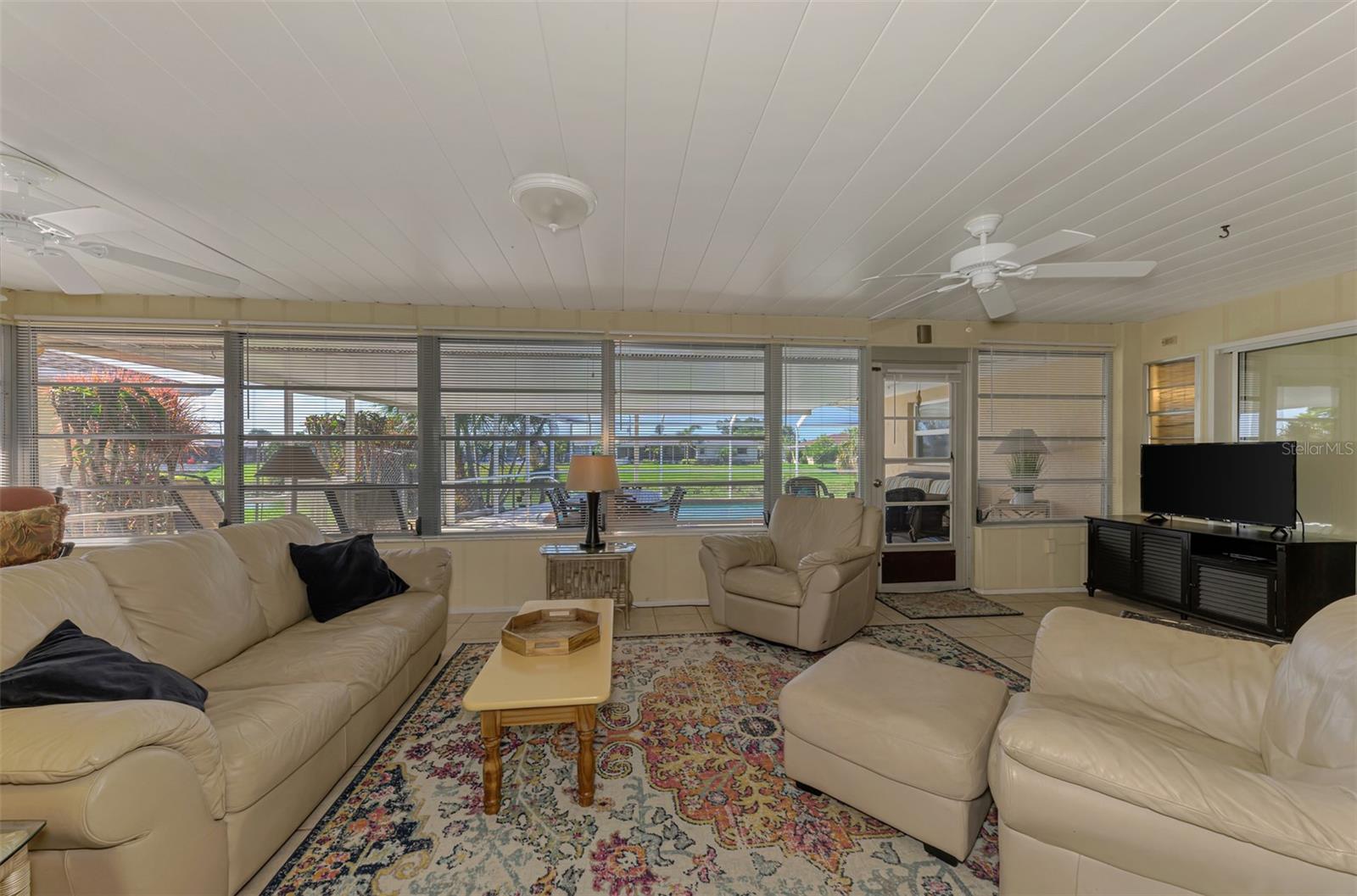 Listing photo id 17 for 1290 Lakeside Drive