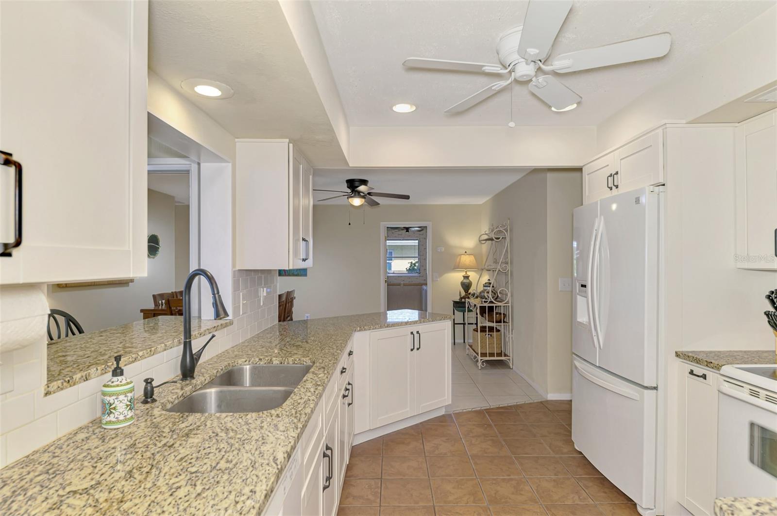 Listing photo id 38 for 1290 Lakeside Drive