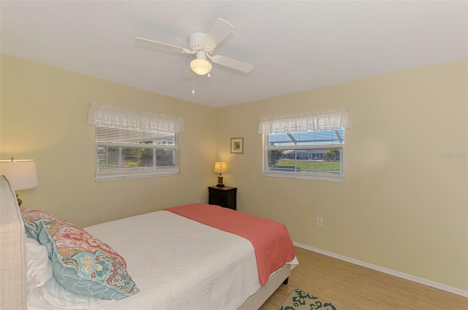 Listing photo id 51 for 1290 Lakeside Drive