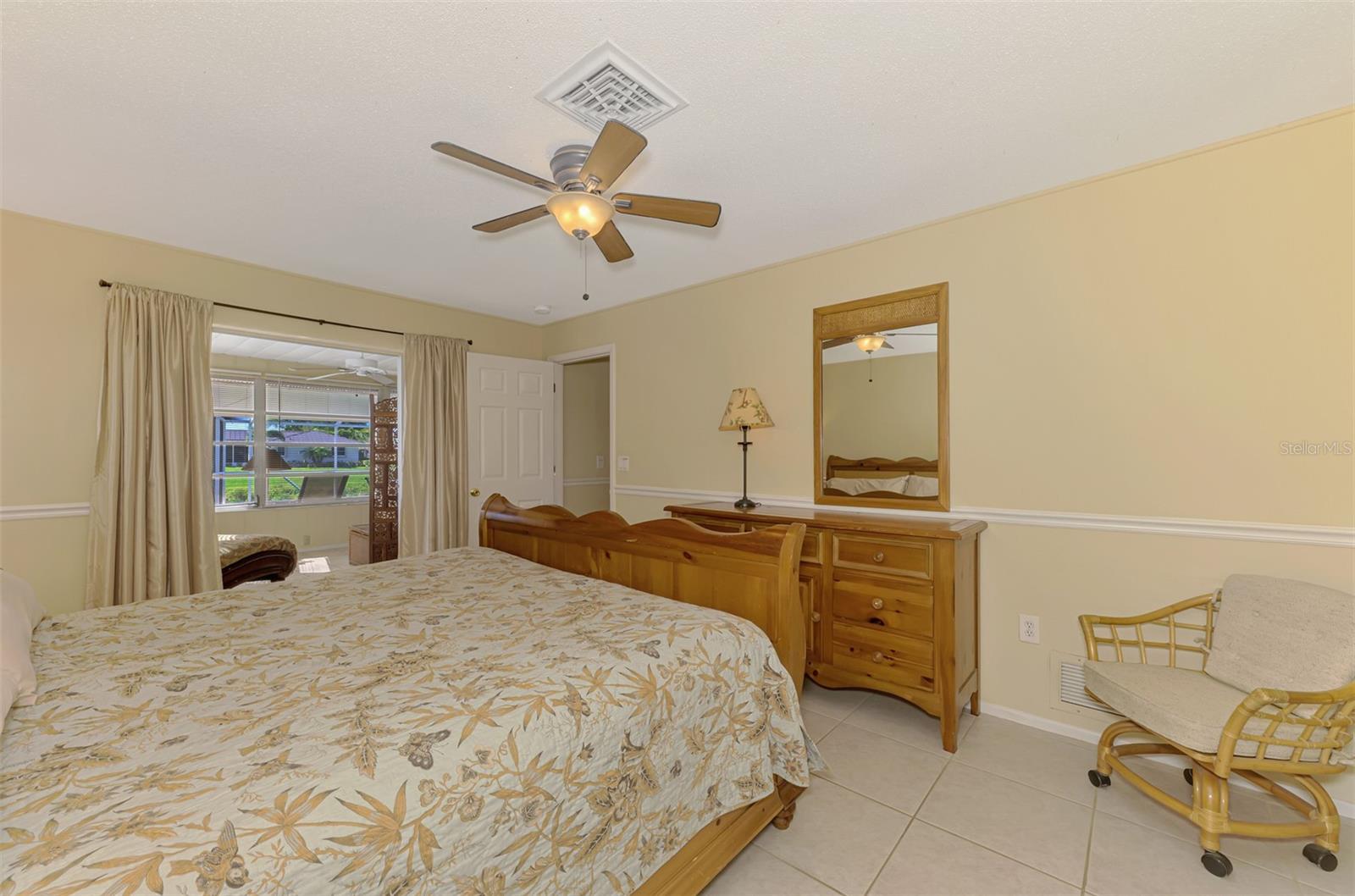 Listing photo id 52 for 1290 Lakeside Drive